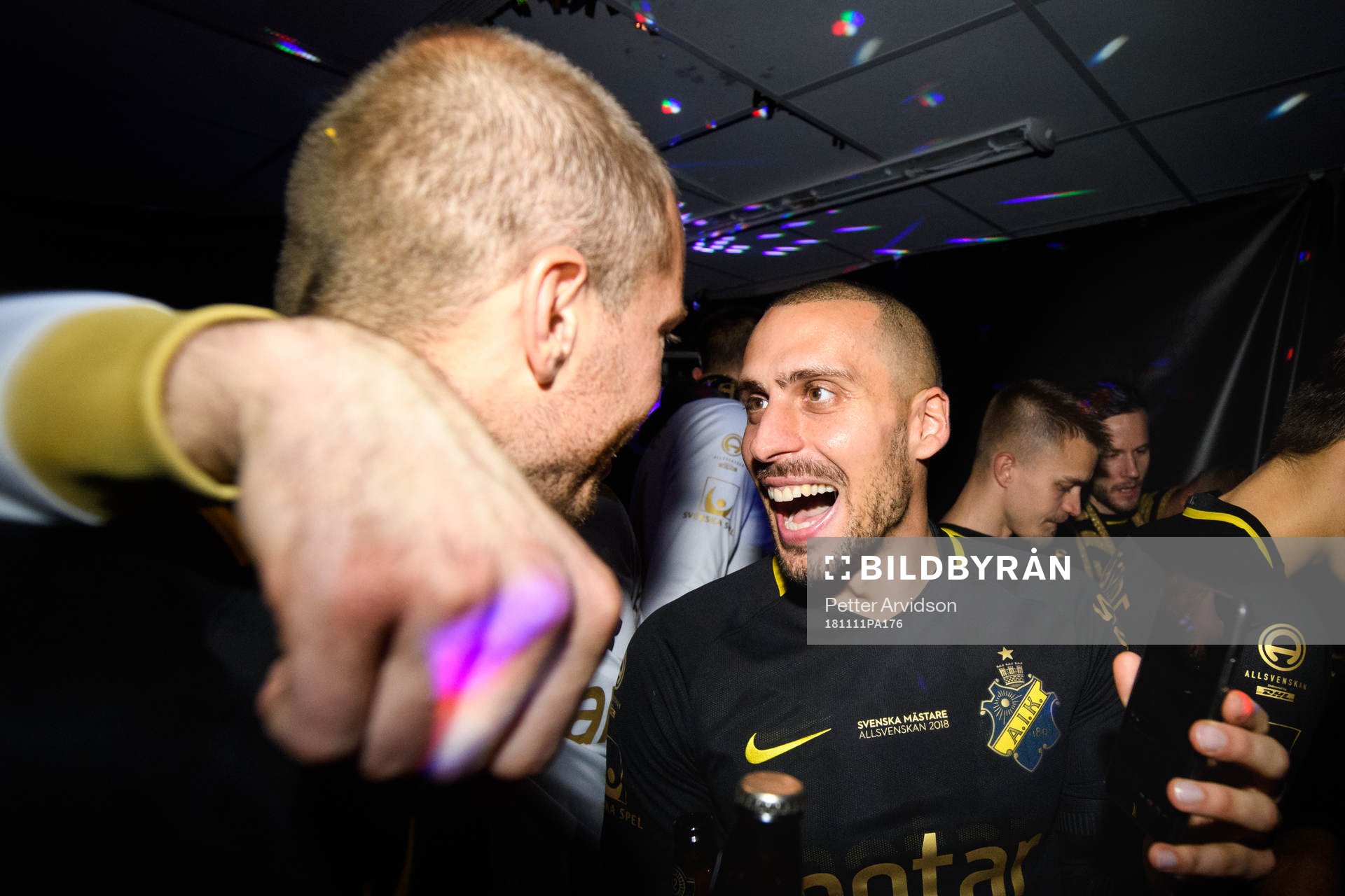 s Panos Dimitriadis jublar i omklädningsrummet