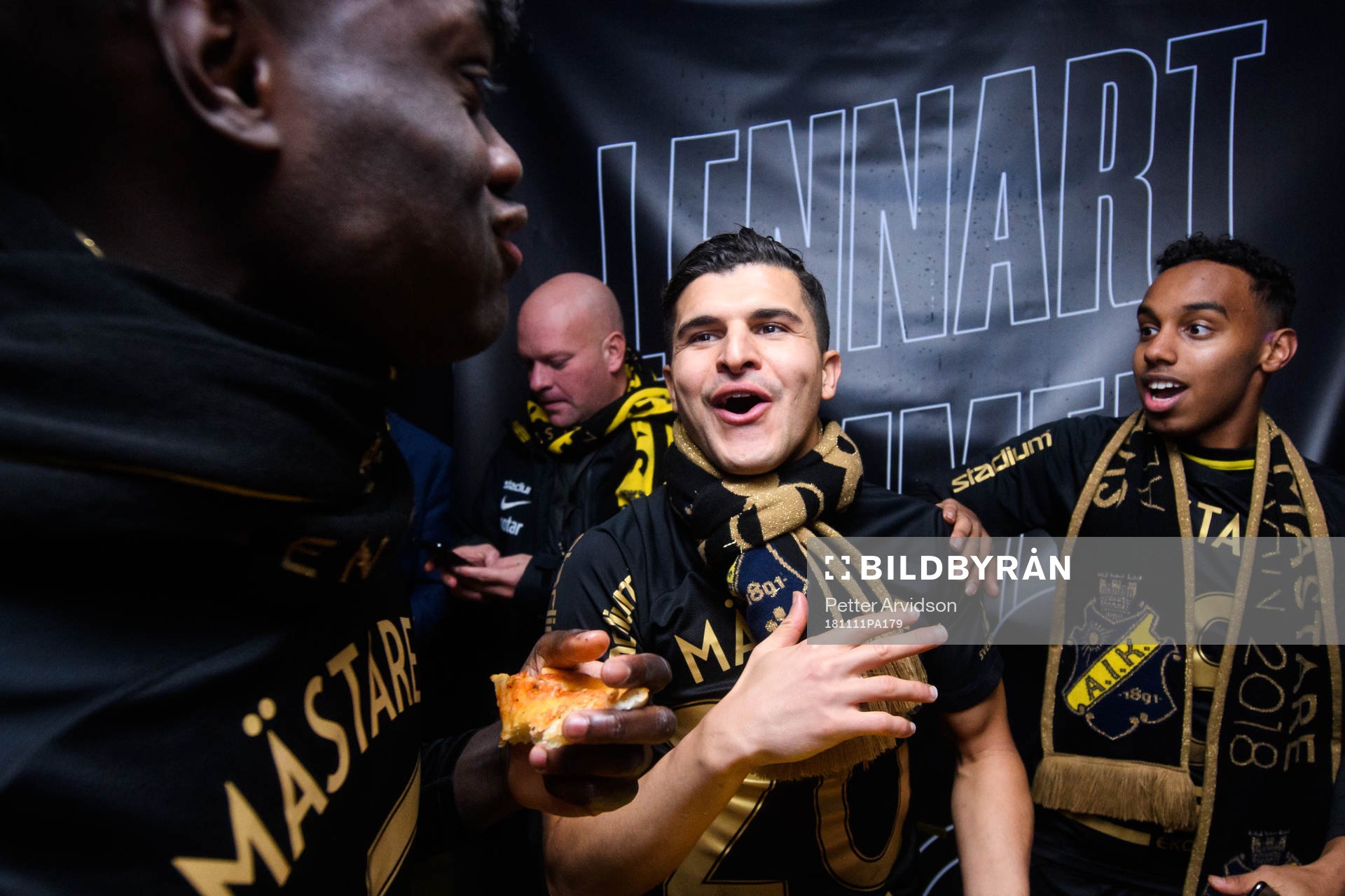 s Tarik Elyounoussi jublar i omklädningsrummet