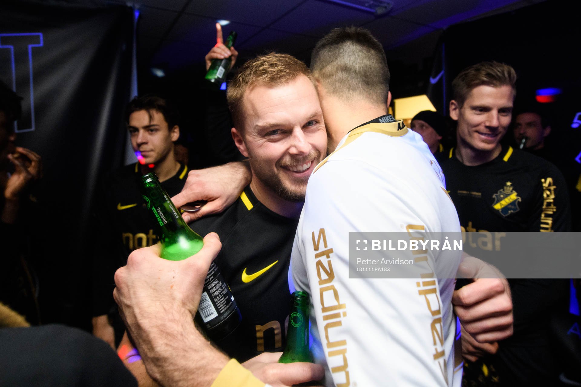 s Sebastian Larsson jublar i omklädningsrummet