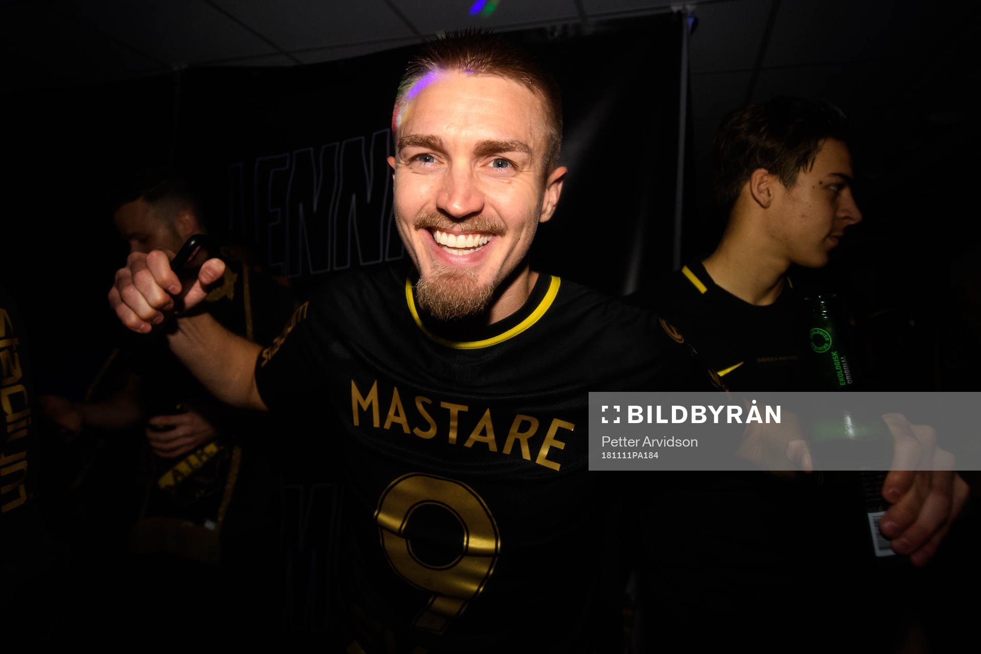 AIK:s Rasmus Lindkvist jublar i omklädningsrummet efter att AIK blivit Svenska Mästare efter fotbollsmatchen i Allsvenskan mellan Kalmar och AIK den 11 november 2018 i Kalmar.