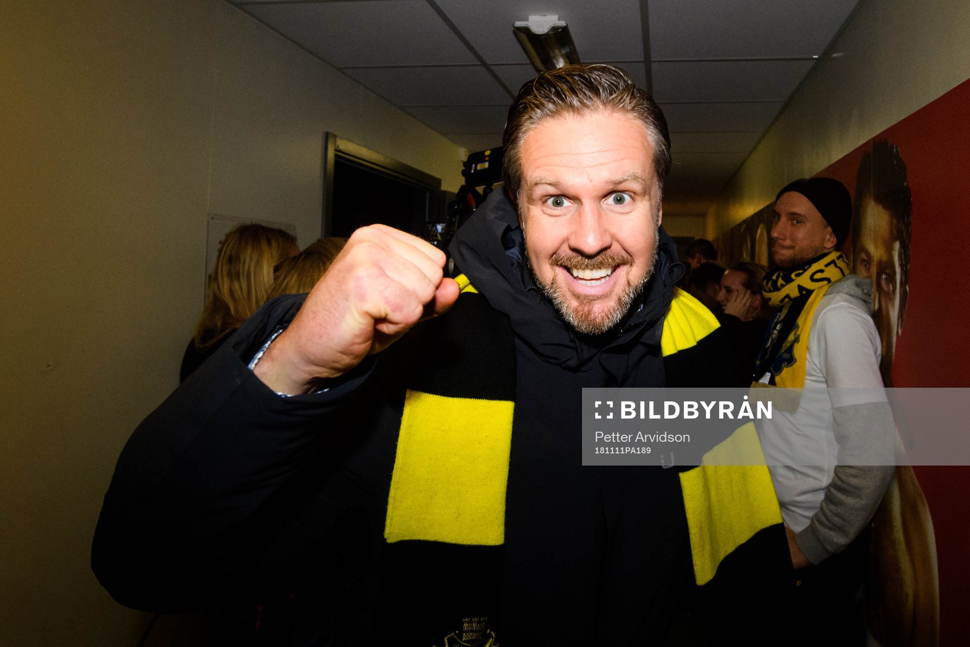 s tränare Rikard Norling jublar