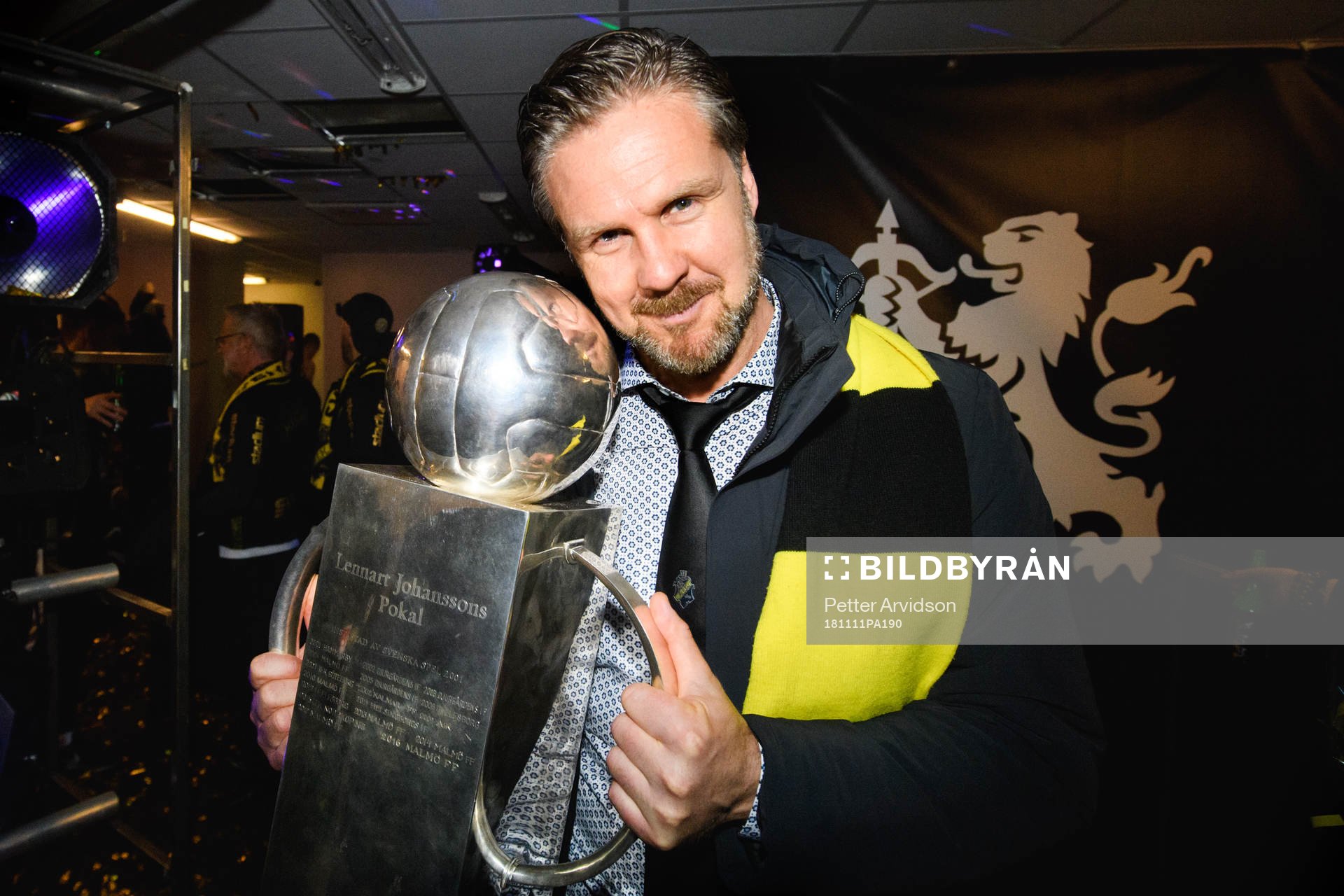 s tränare Rikard Norling jublar med Lennart Johanssons