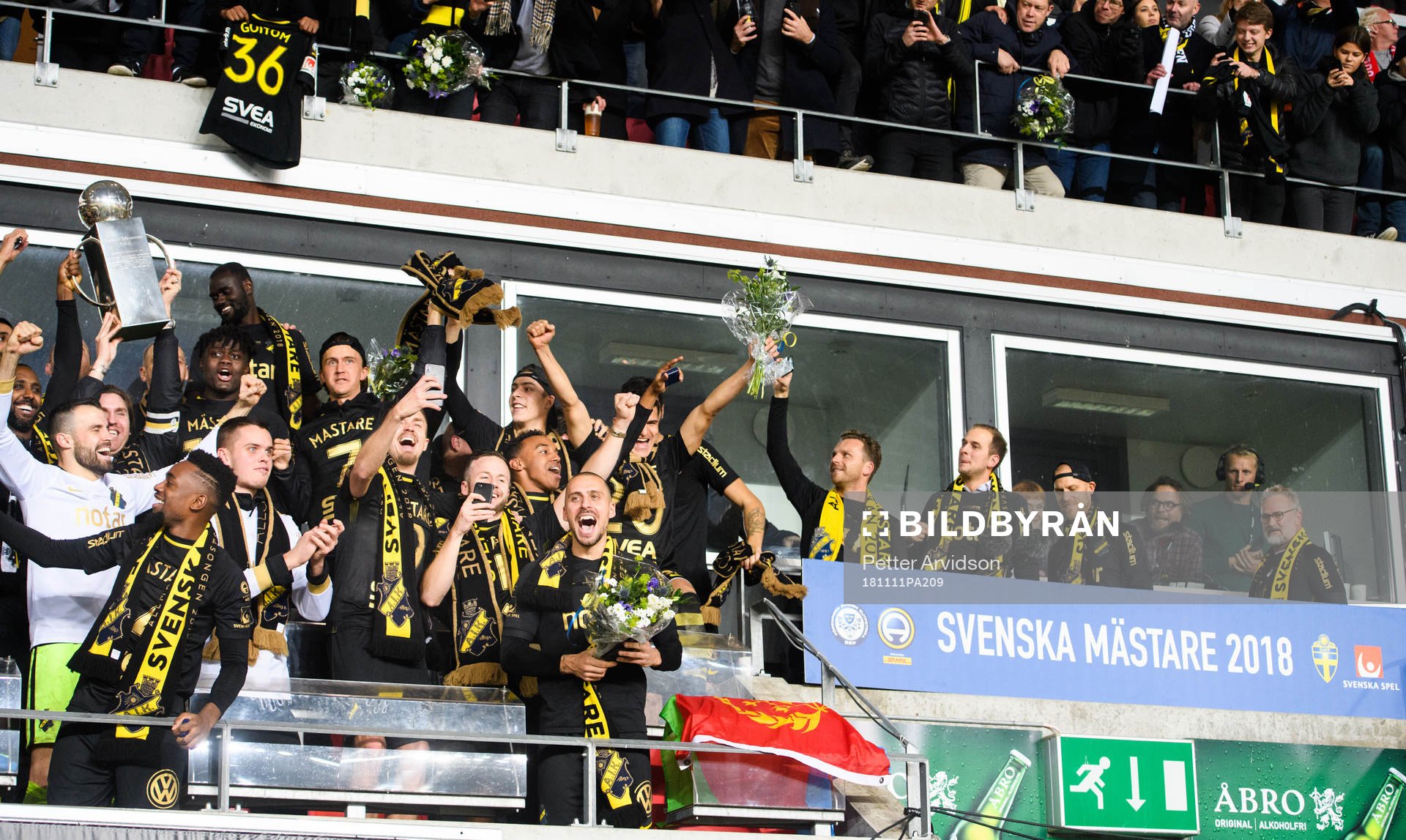 s spelare jublar med Lennart Johanssons pokal