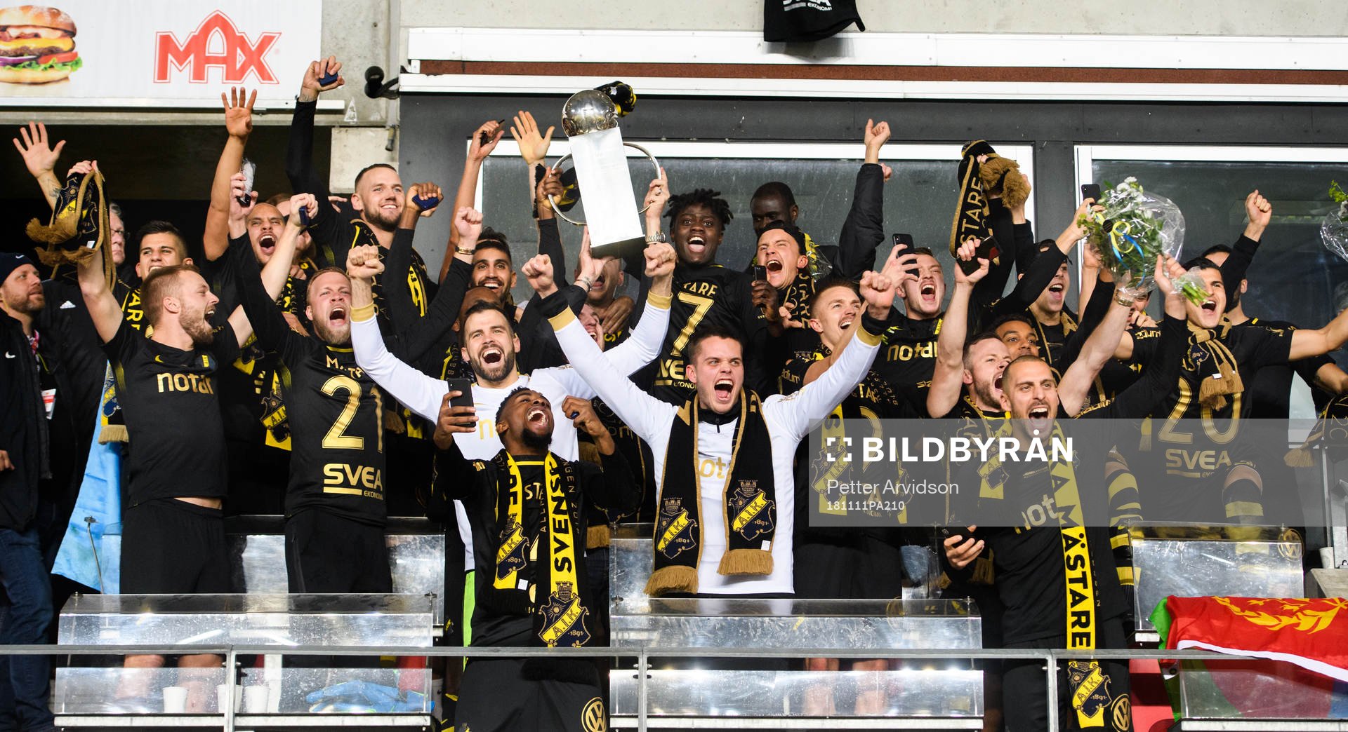 s spelare jublar med Lennart Johanssons pokal