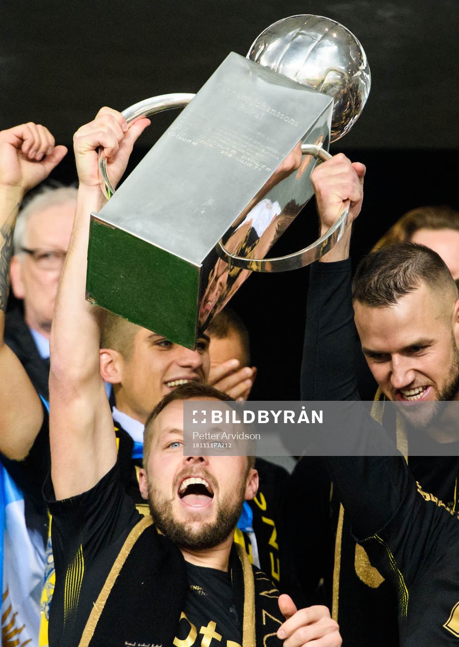 s Sebastian Larsson jublar med Lennart Johanssons pokal