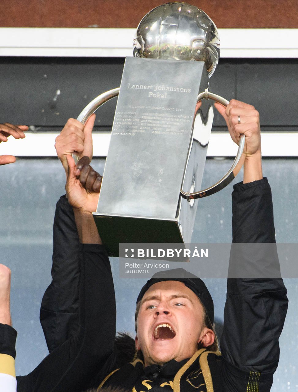 s Kristoffer Olsson jublar med Lennart Johanssons pokal