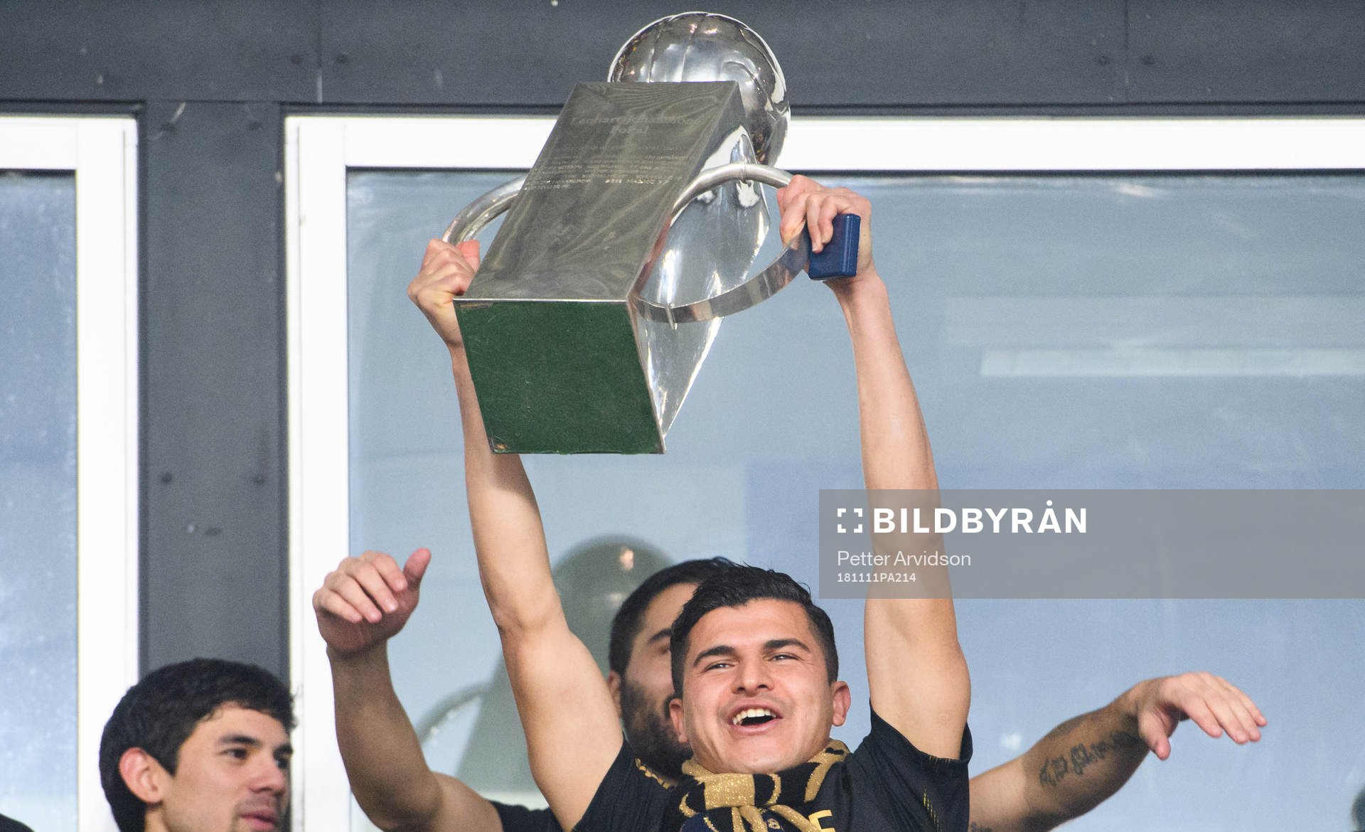 s Tarik Elyounoussi jublar med Lennart Johanssons pokal