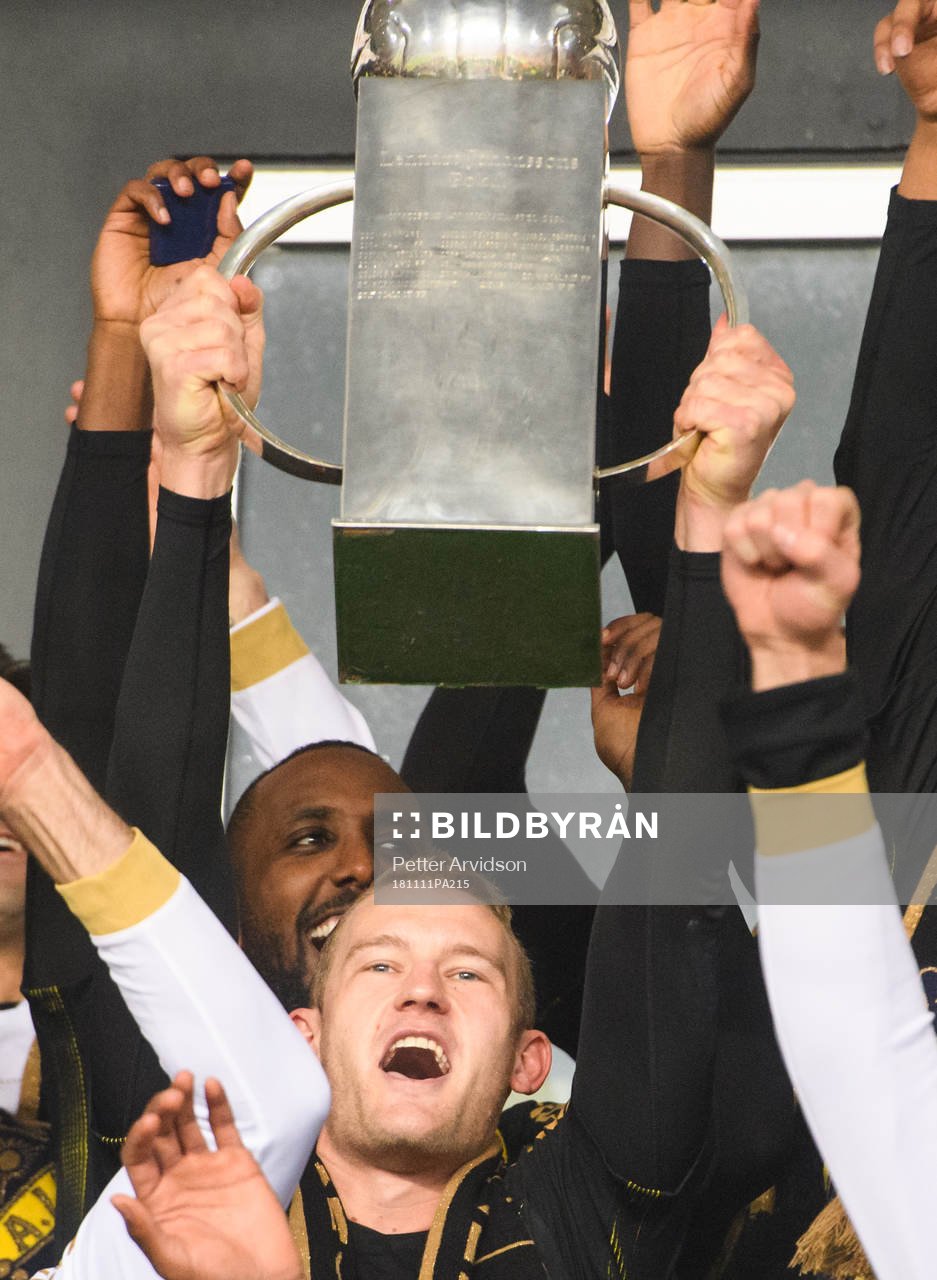 AIK:s Robin Jansson jublar med Lennart Johanssons pokal efter att AIK vunnit SM-guld efter fotbollsmatchen i Allsvenskan mellan Kalmar och AIK den 11 november 2018 i Kalmar.