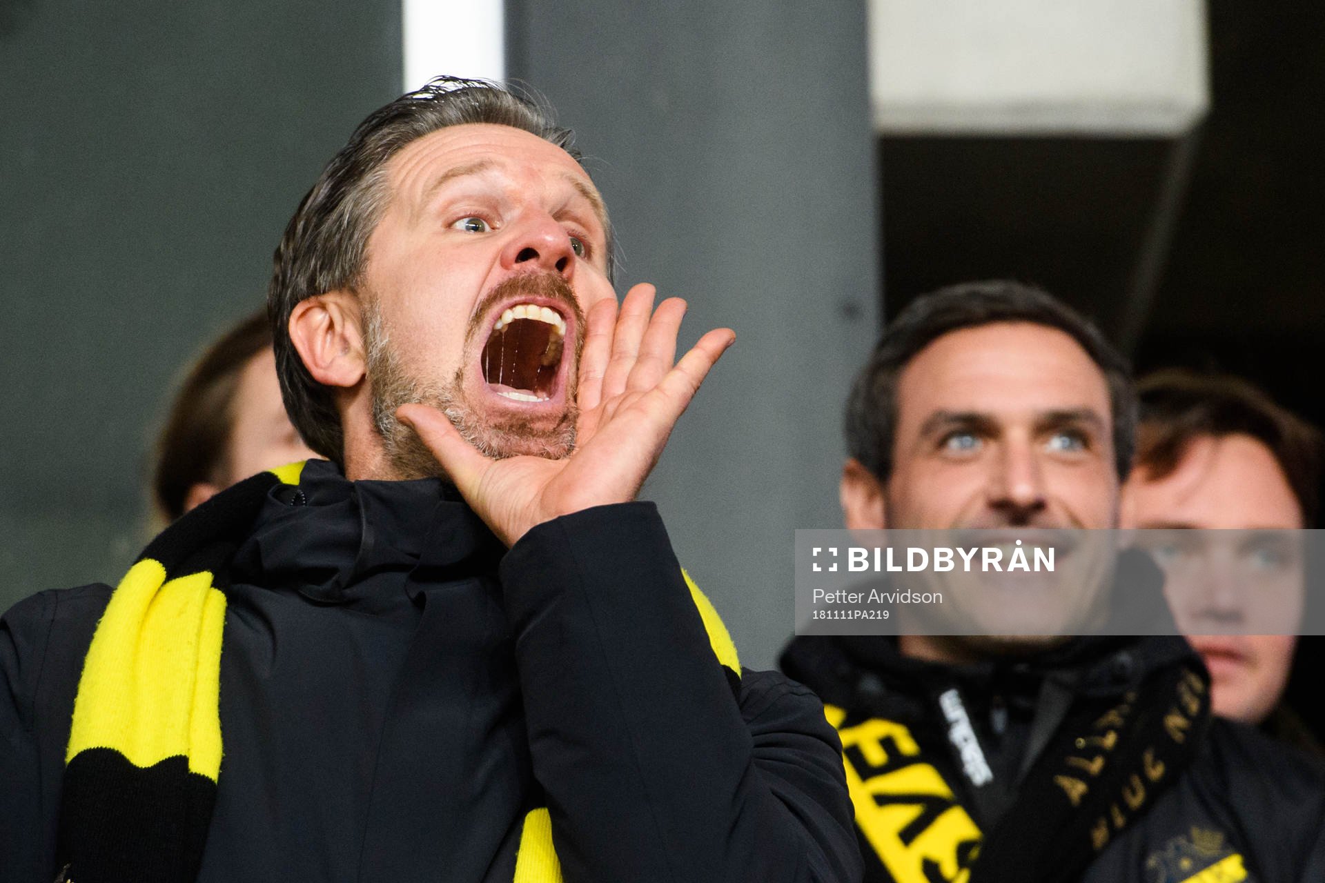 s tränare Rikard Norling jublar