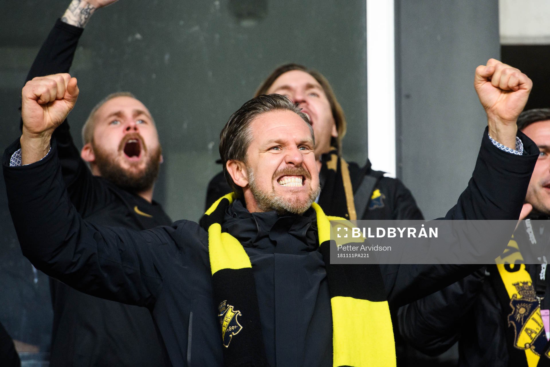 s tränare Rikard Norling jublar