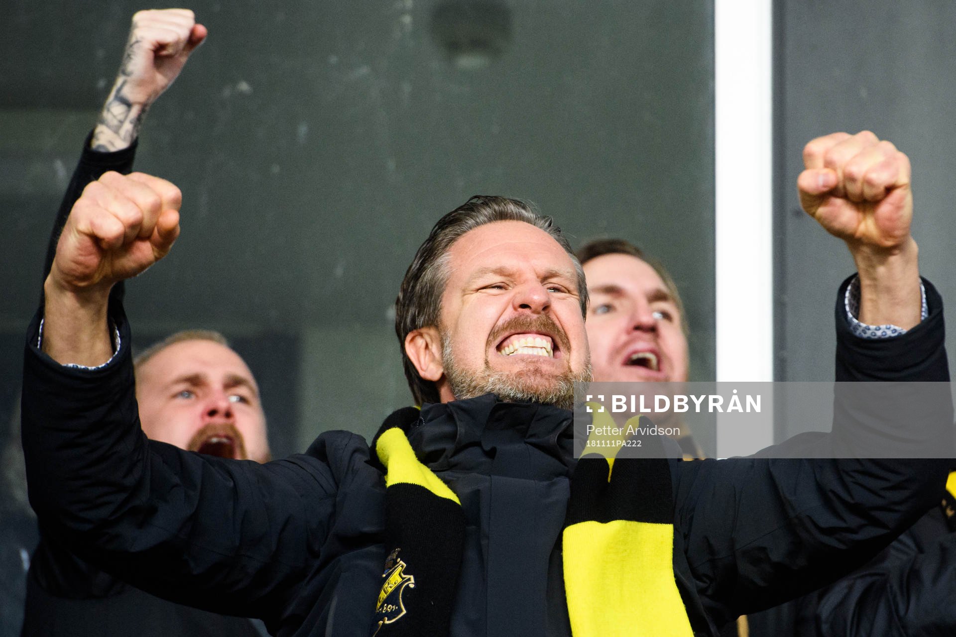 s tränare Rikard Norling jublar