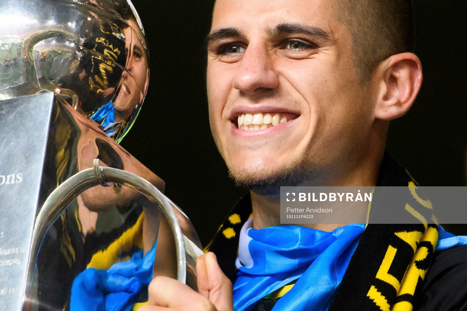 s Nicolas Stefanelli jublar med Lennart Johanssons pokal