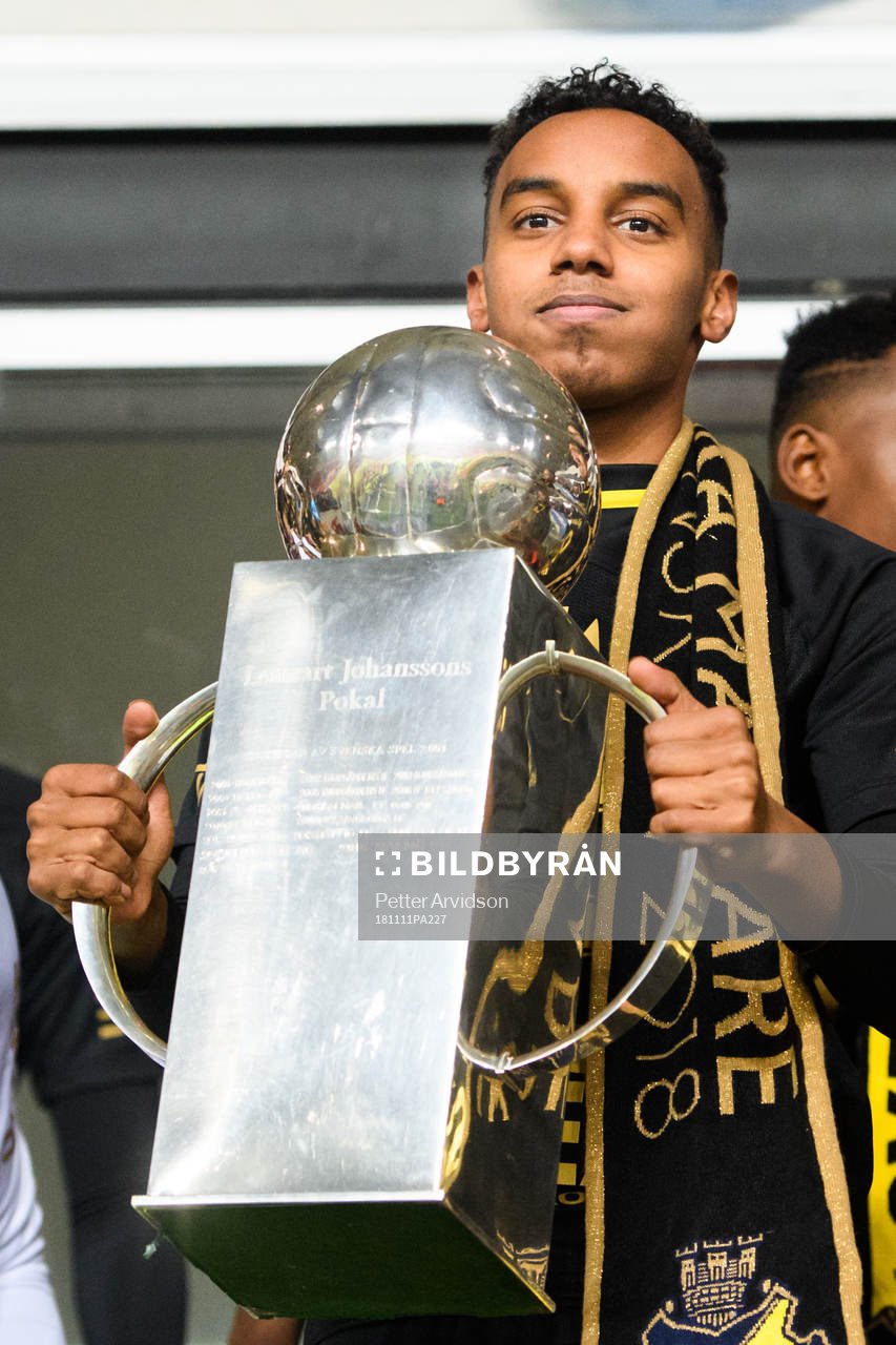 s Bilal Hussein jublar med Lennart Johanssons pokal