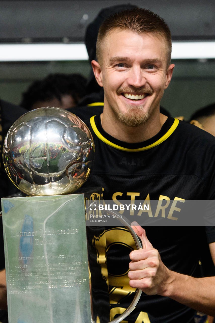 s Rasmus Lindkvist jublar med Lennart Johanssons pokal
