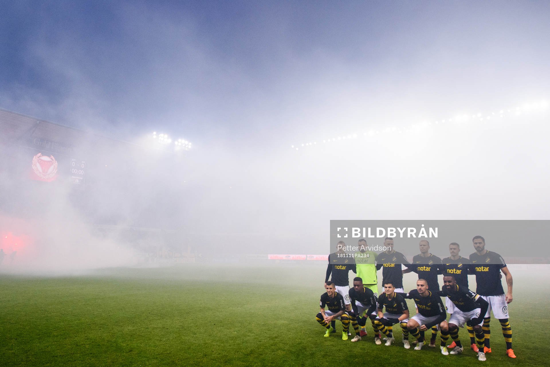 s startelva ställer upp för en gruppbild