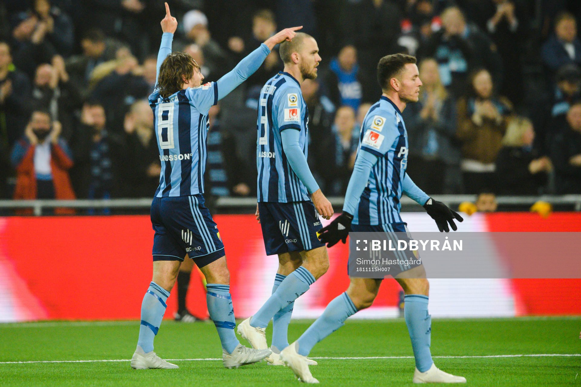Djurgårdens Kevin Walker jublar med lagkamrater