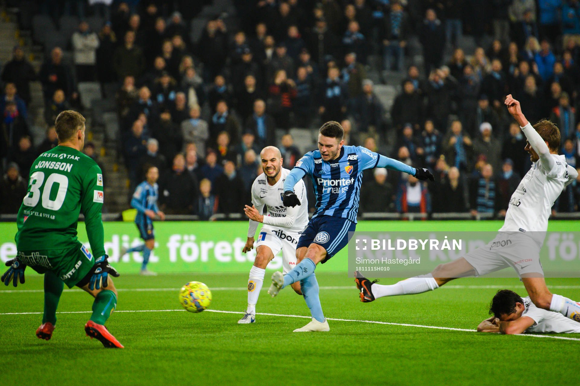 Djurgårdens Kerim Mrabti gör 2-0 som senare blir bortdömt uunder fotbollsmatchen i Allsvenskan mellan Djurgården och Sirius den 11 november 2018 i Stockholm.