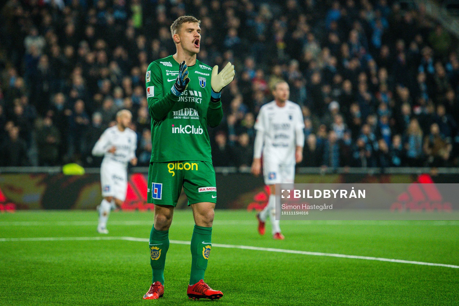 Sirius målvakt Lukas Jonsson jublar