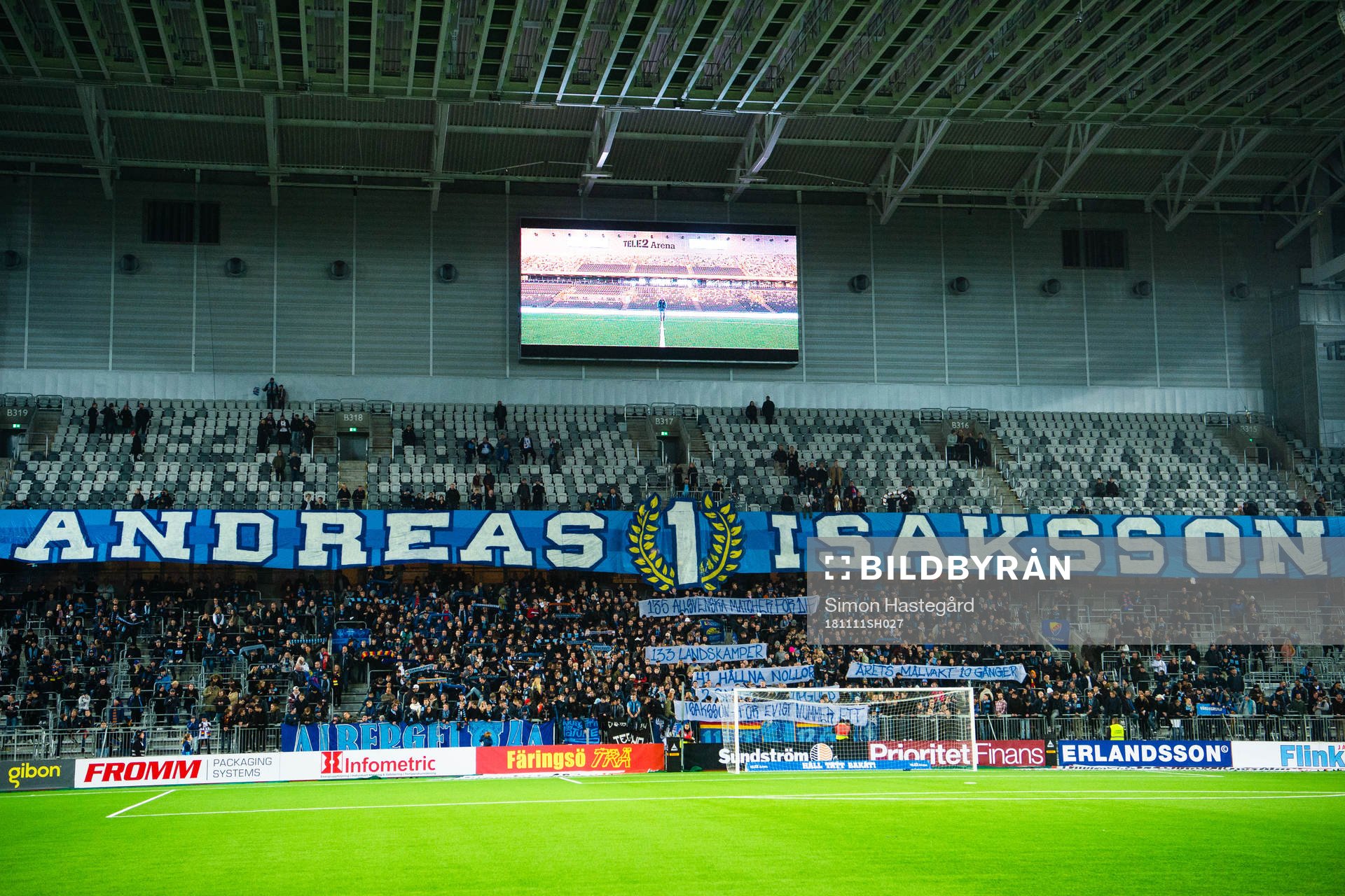 Djurgårdens supportar med ett hyllningstifo för målvakt