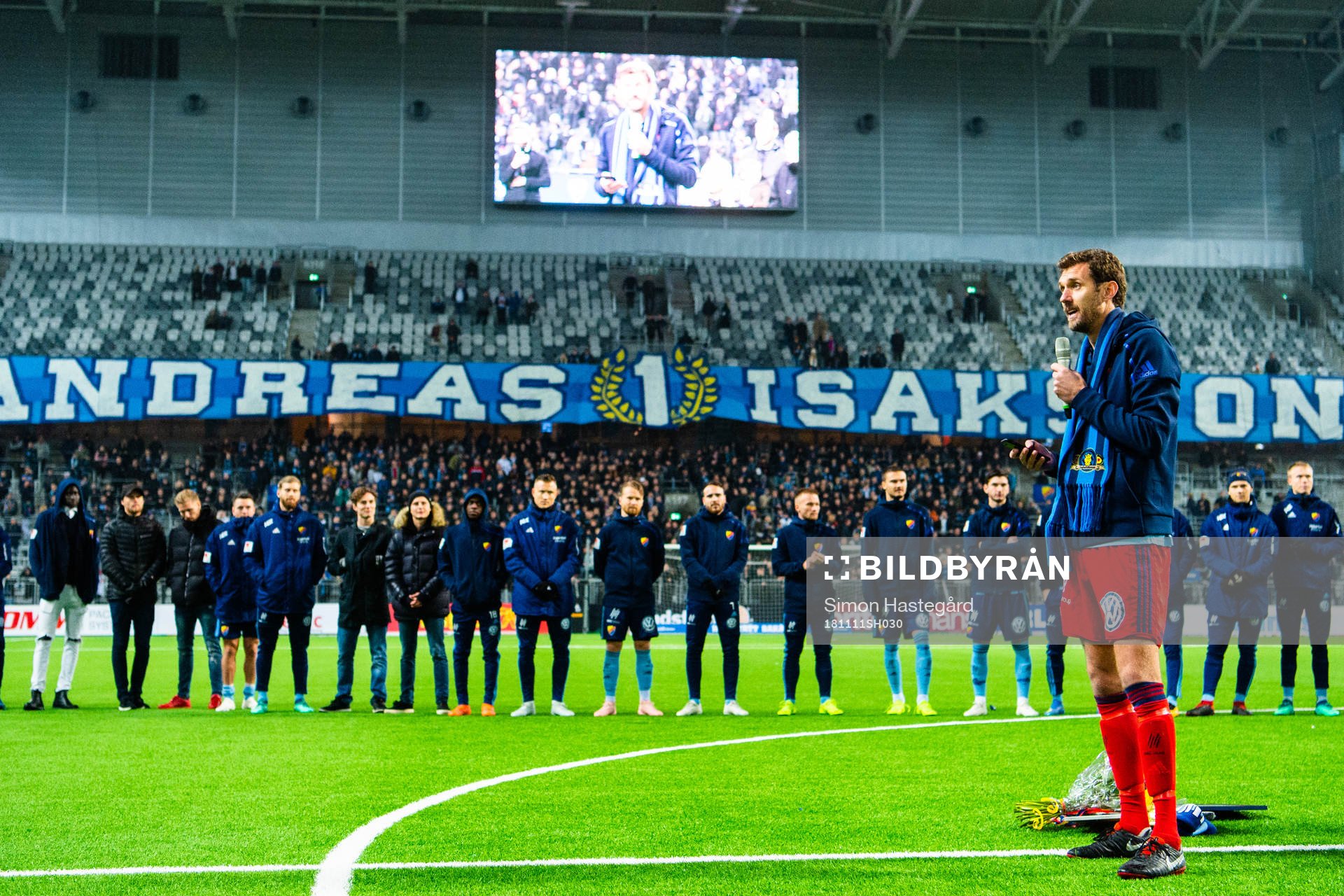 Djurgårdens målvakt Andreas Isaksson tackar publiken efter fotbollsmatchen i Allsvenskan mellan Djurgården och Sirius den 11 november 2018 i Stockholm.