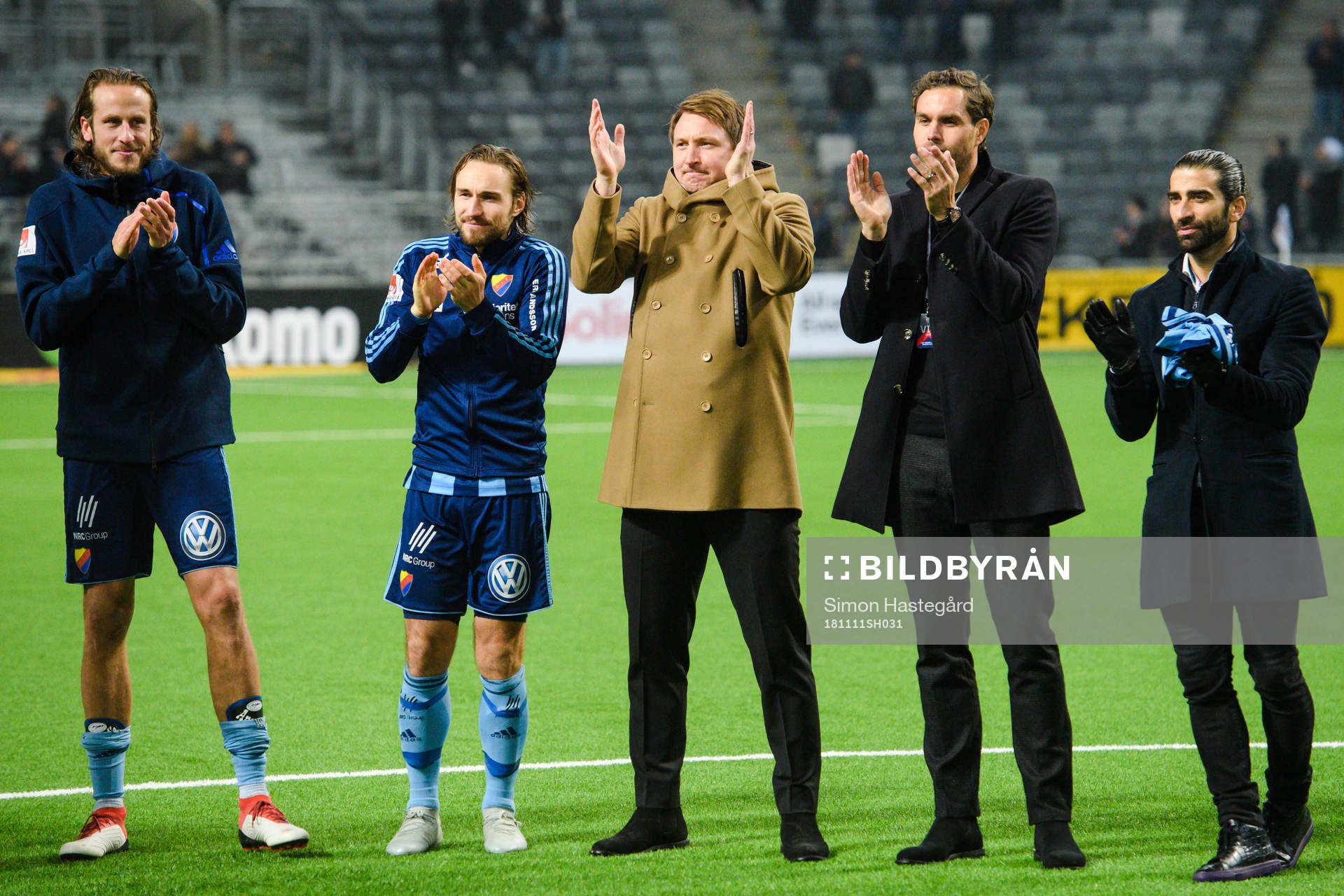 Djurgårdens Jonas Olsson och Kevin Walker samt Kim Källström och Johan Elmander tackar av målvakt Andreas Isaksson efter fotbollsmatchen i Allsvenskan mellan Djurgården och Sirius den 11 november 2018 i Stockholm.