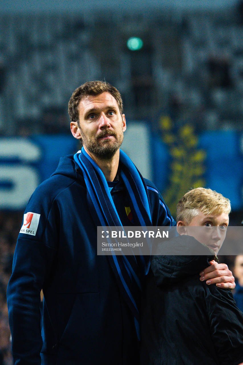 Djurgårdens målvakt Andreas Isaksson tackas av