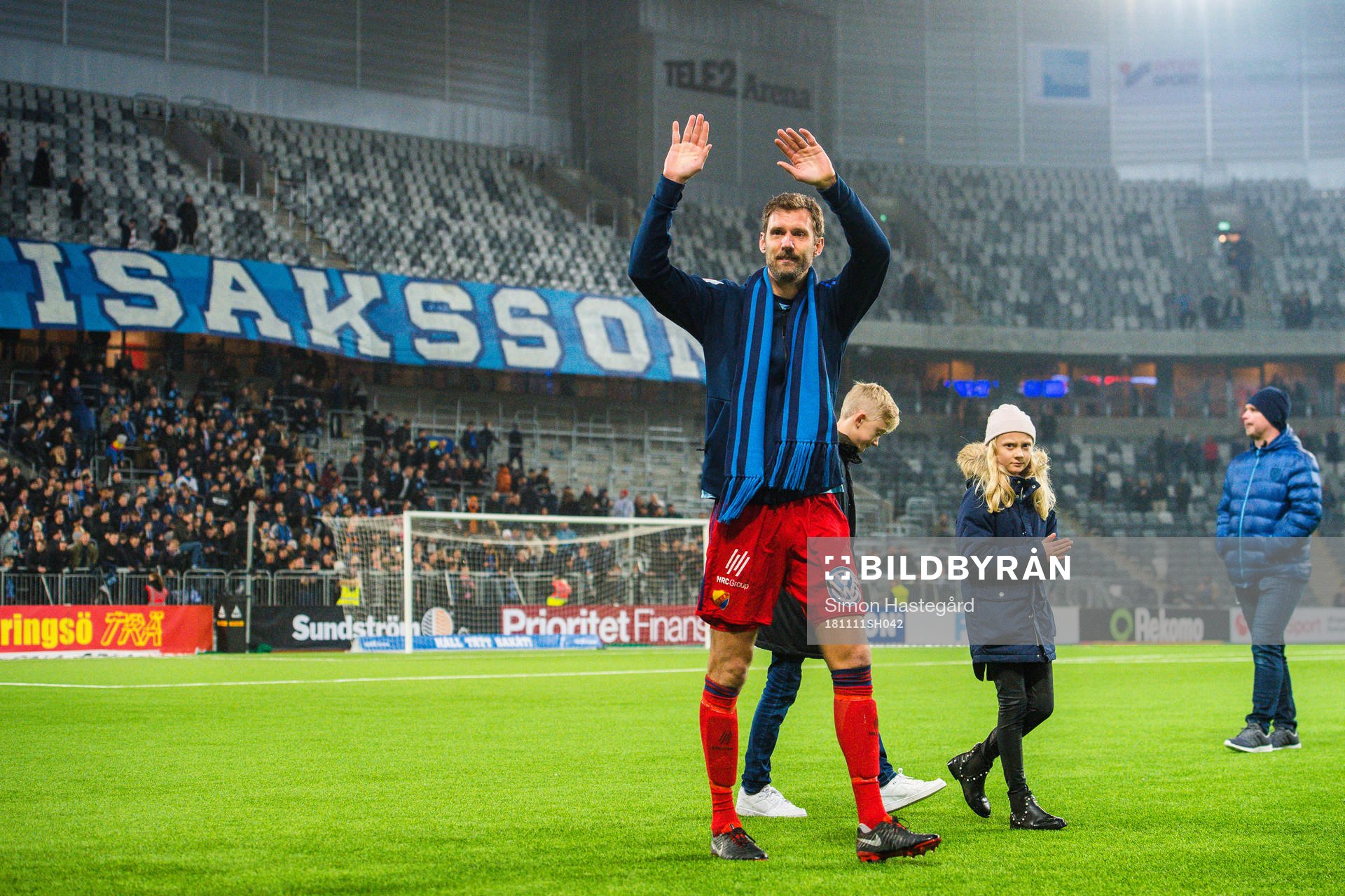 Djurgårdens målvakt Andreas Isaksson tackas av efter sin sista match efter fotbollsmatchen i Allsvenskan mellan Djurgården och Sirius den 11 november 2018 i Stockholm.