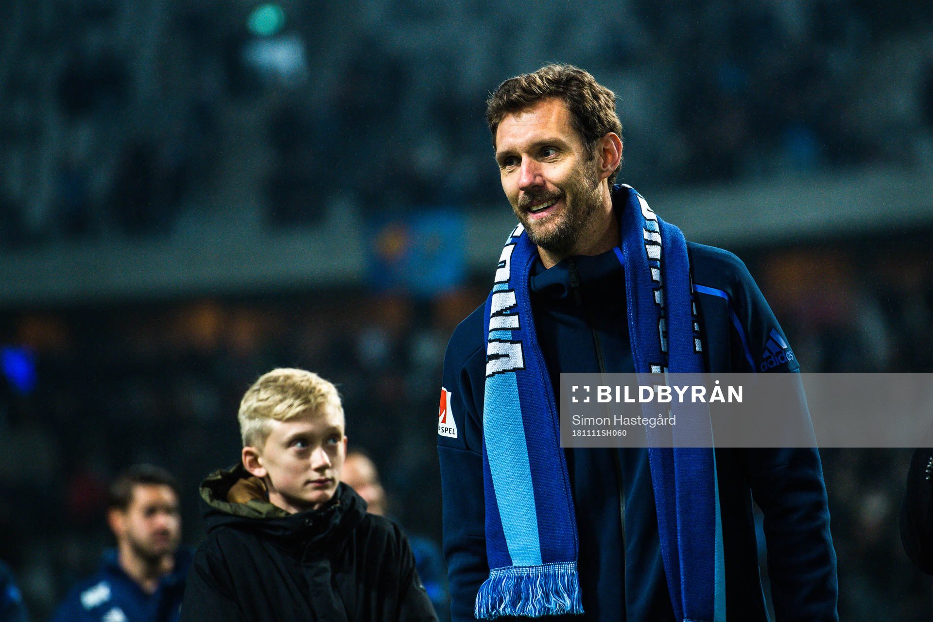 Djurgårdens målvakt Andreas Isaksson tackas av efter fotbollsmatchen i Allsvenskan mellan Djurgården och Sirius den 11 november 2018 i Stockholm.