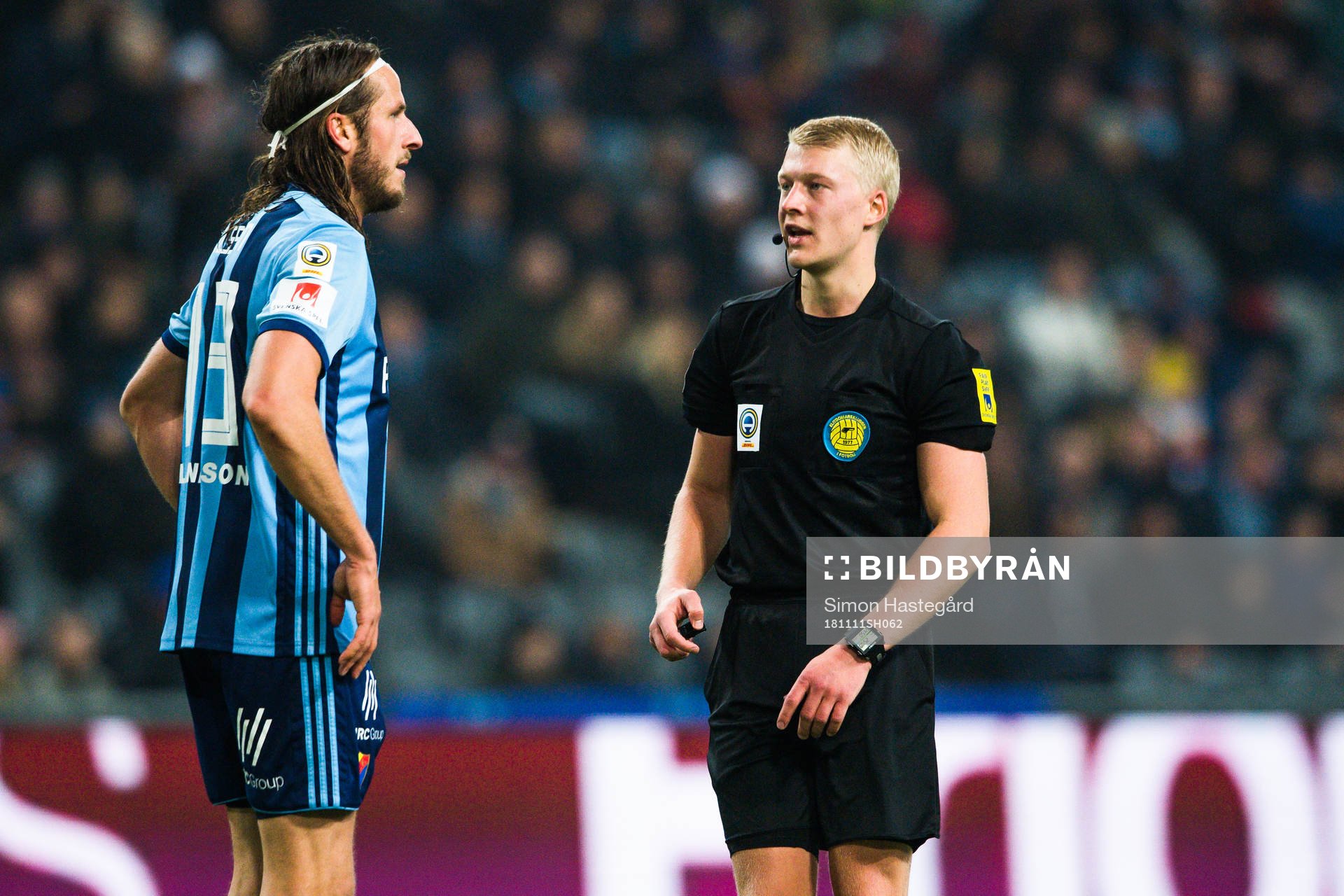 Djurgårdens Jonas Olsson och Domare Adam Ladeback