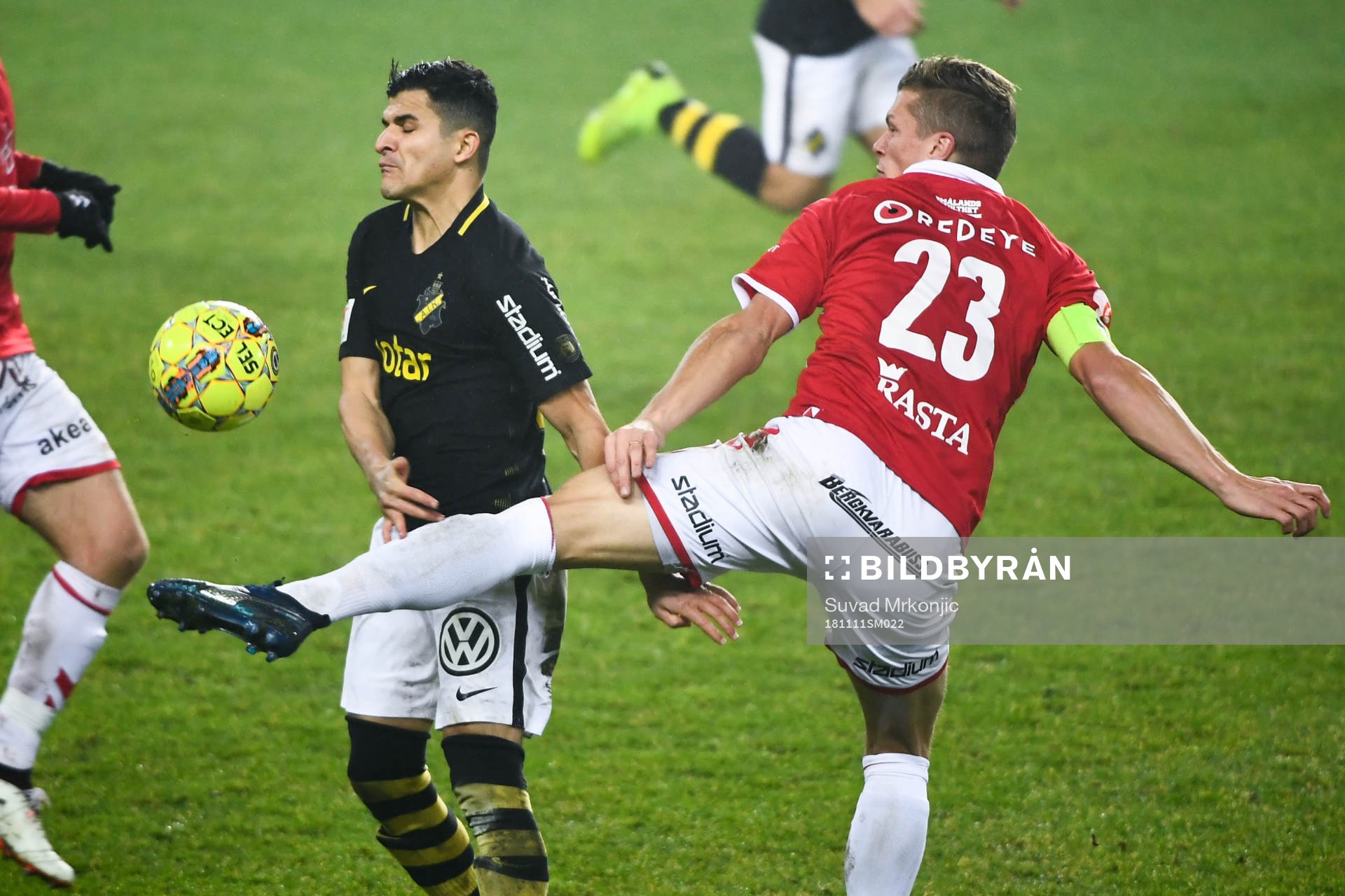 AIK:s Tarik Elyounoussi och Kalmars Viktor Elm i kamp om bollen under fotbollsmatchen i Allsvenskan mellan Kalmar och AIK den 11 november 2018 i Kalmar.