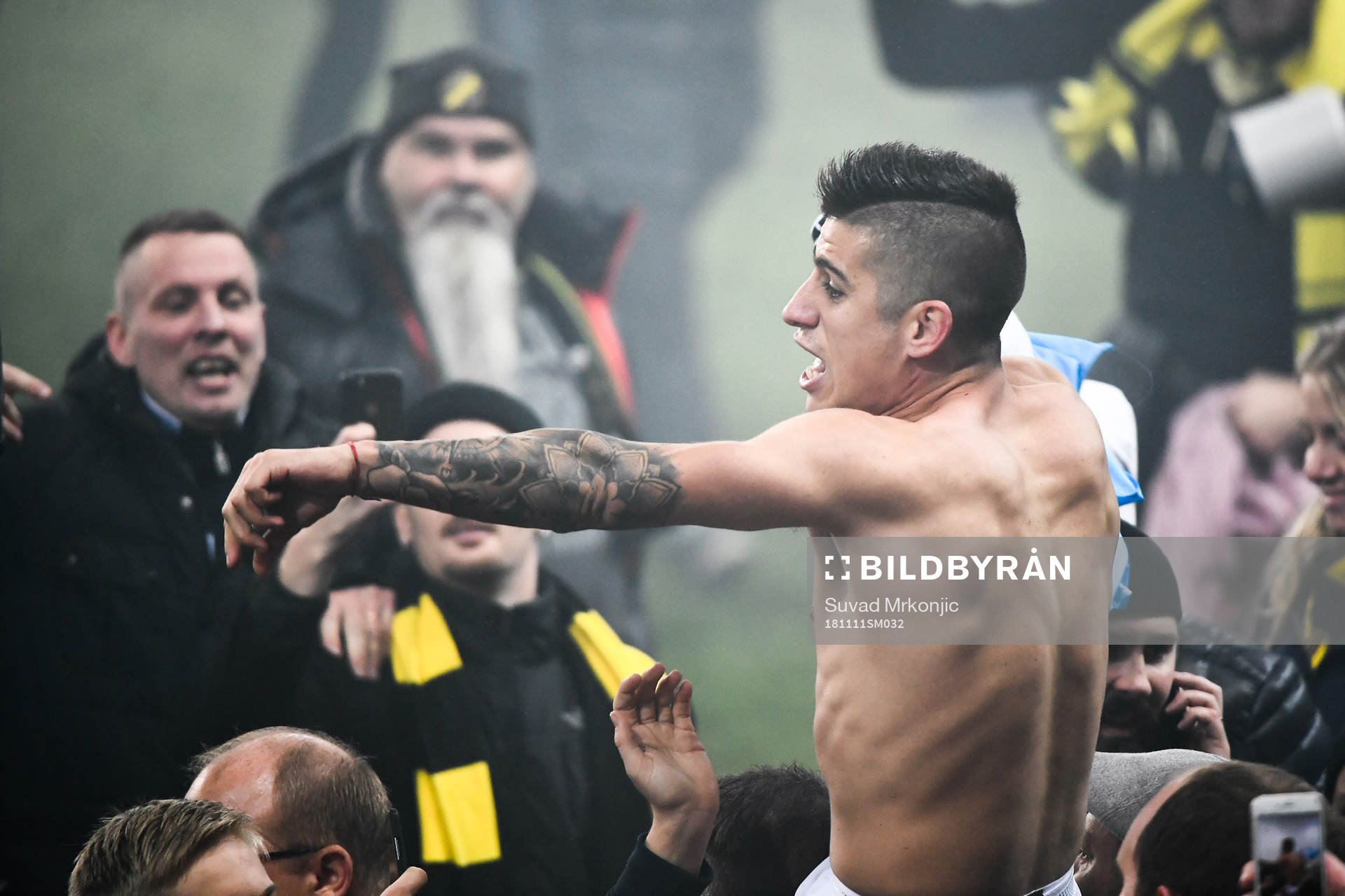 s Nicolas Stefanelli jublar med supportrar