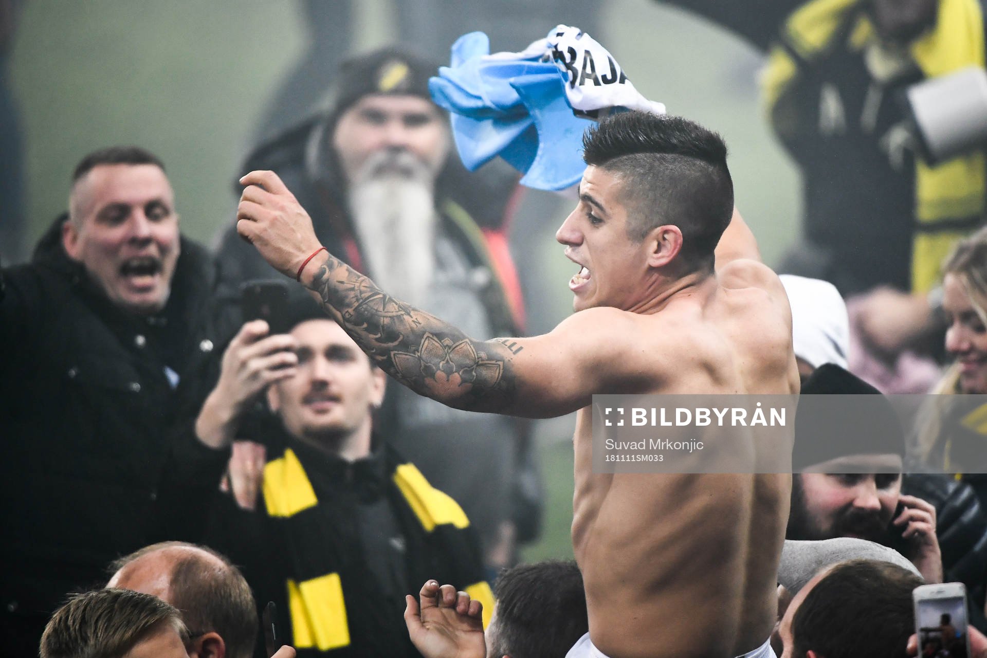 s Per Karlsson jublar med supportrar