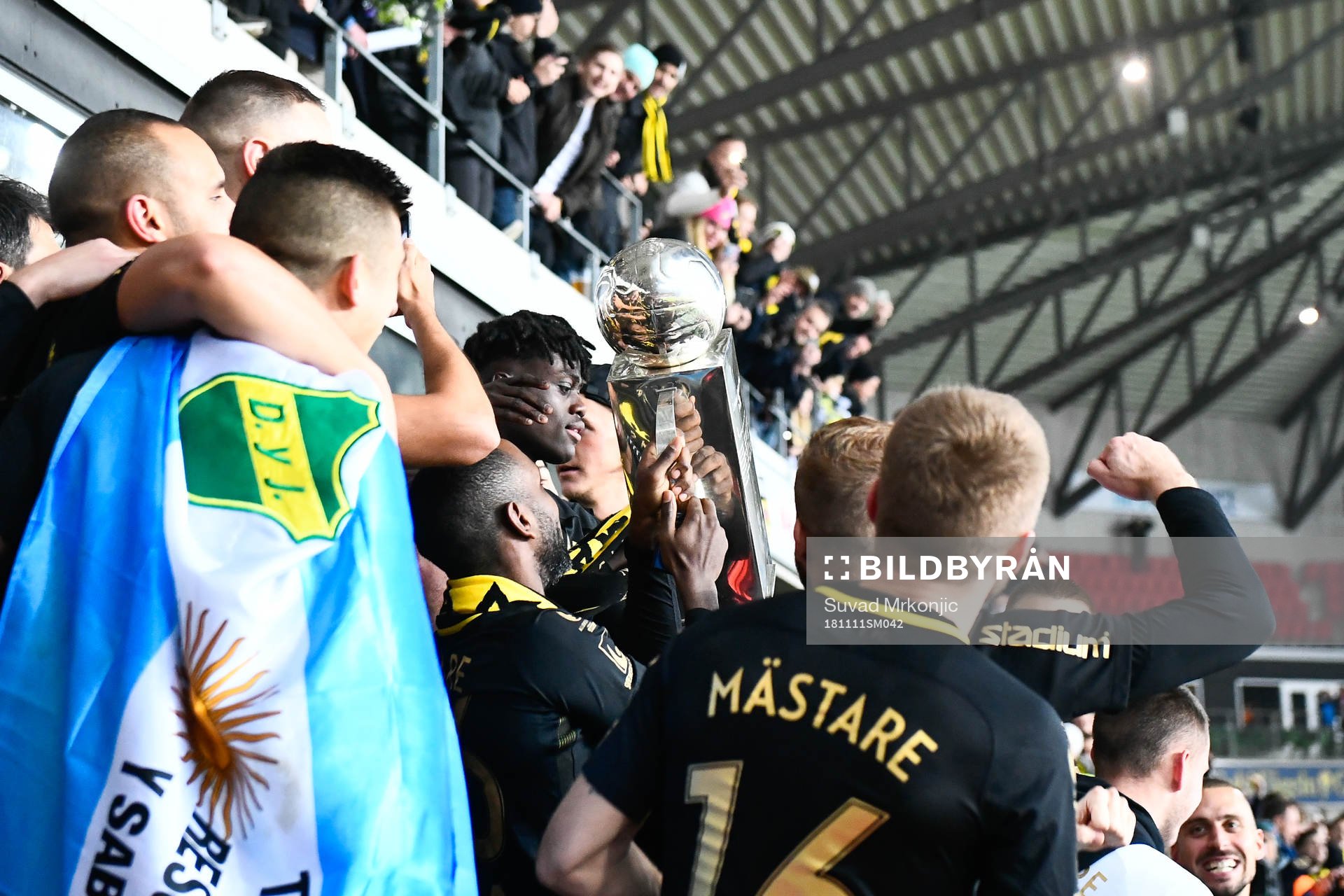 s spelare jublar med Lennart Johanssons pokal vid