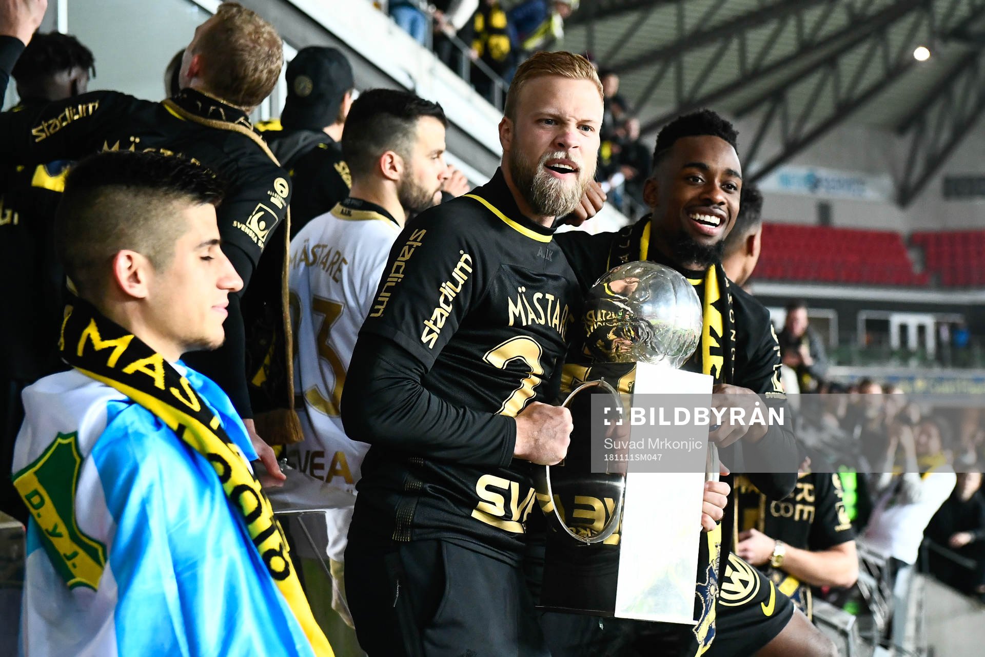 s Daniel Sundgren med Lennart Johanssons pokal