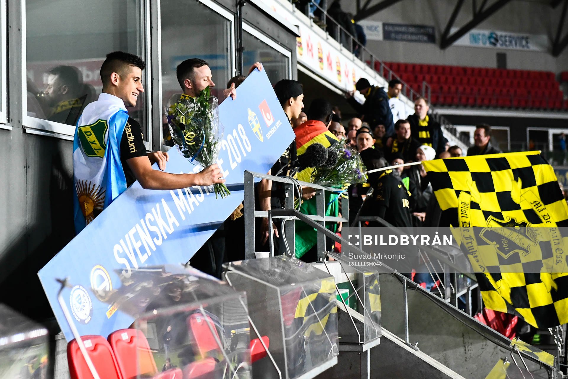 s Nicolas Stefanelli jublar med skylten där det står