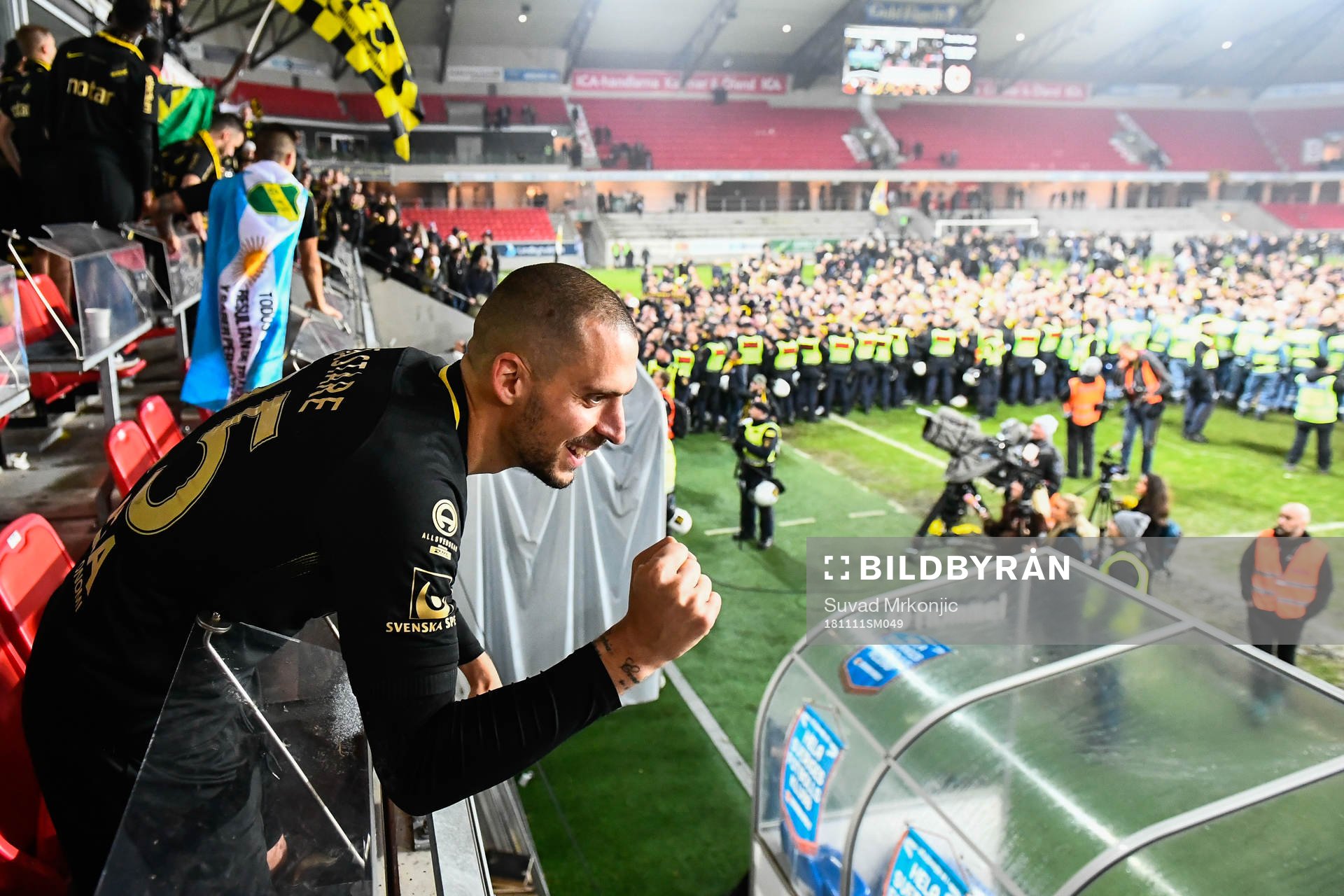 s Panos Dimitriadis jublar uppe på läktaren framför