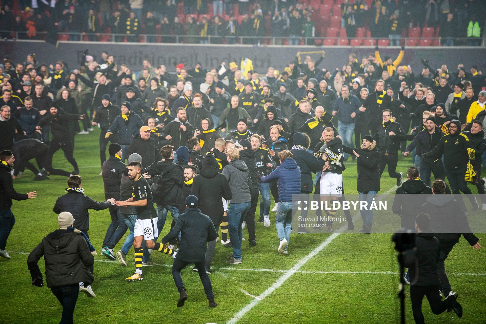 spelarna och supportrar jublar