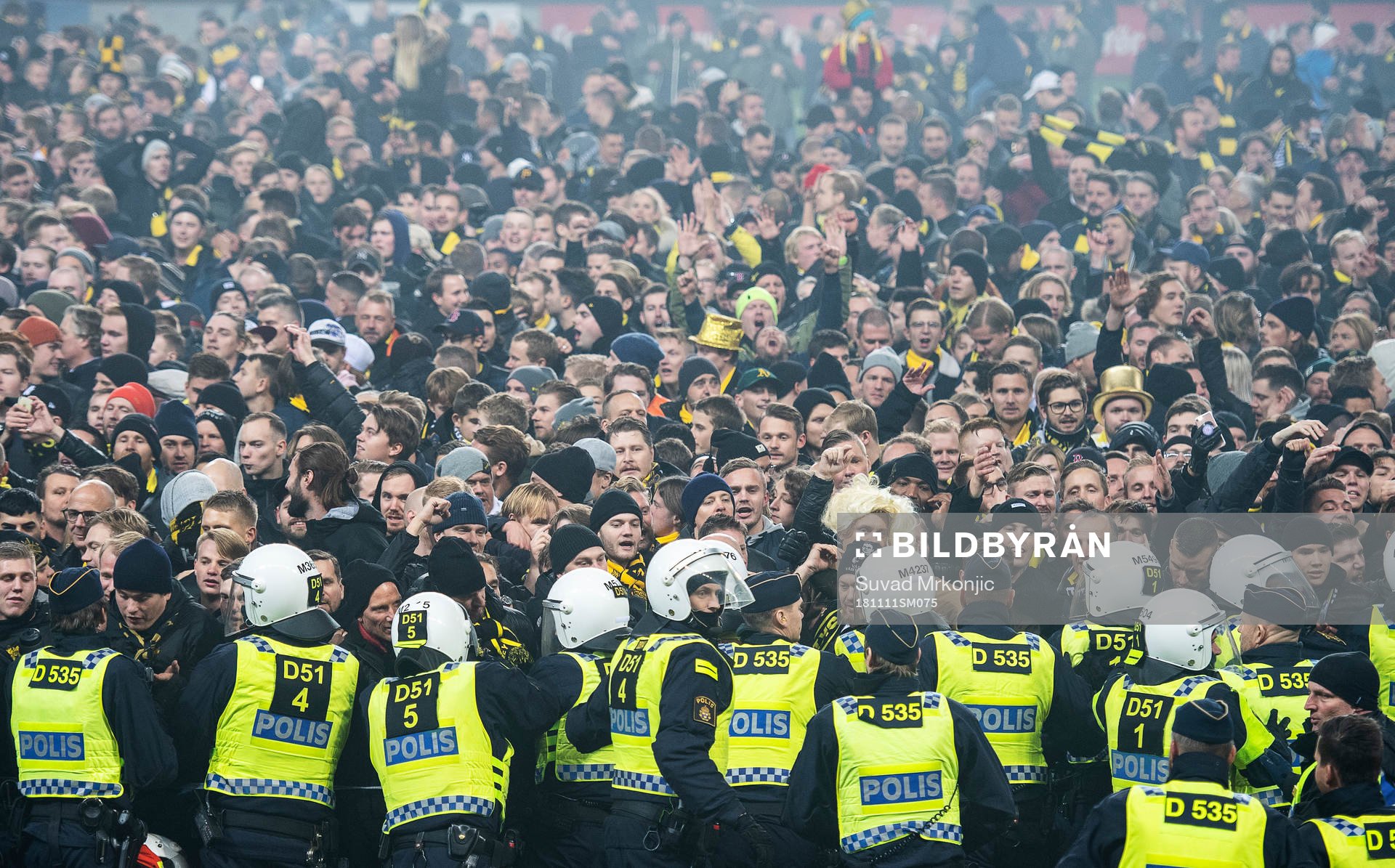 spelarna och supportrarna jublar