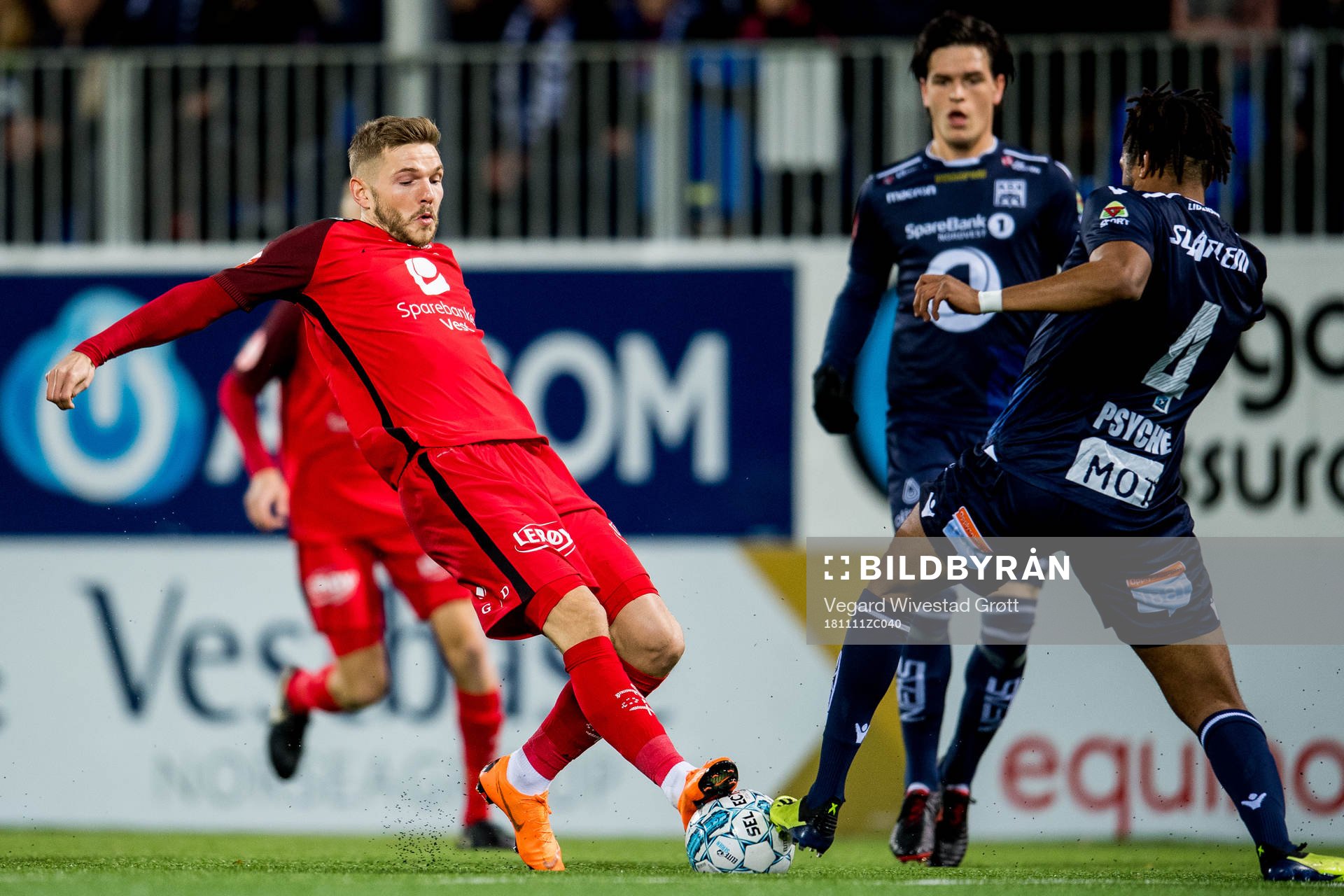Gilli Rolantsson of Brann and Christophe Psyché of