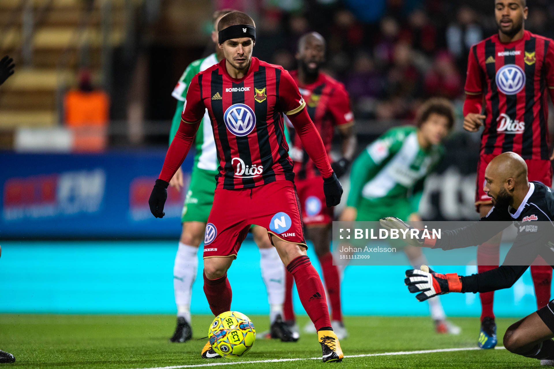 Östersunds Douglas Bergqvist och målvakt Aly Keita