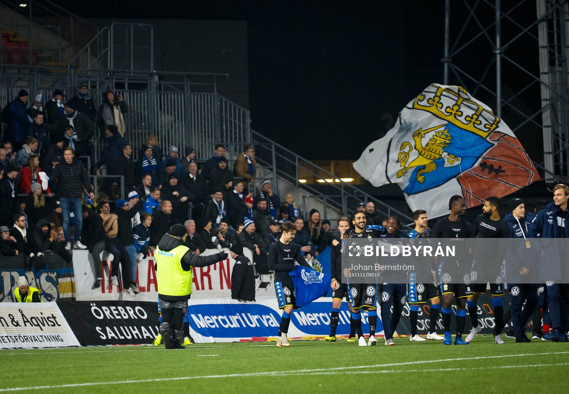 IFK Göteborgs spelarna tackar fansen efter fotbollsmatchen i Allsvenskan mellan Örebro och IFK Göteborg den 11 november 2018 i Örebro.