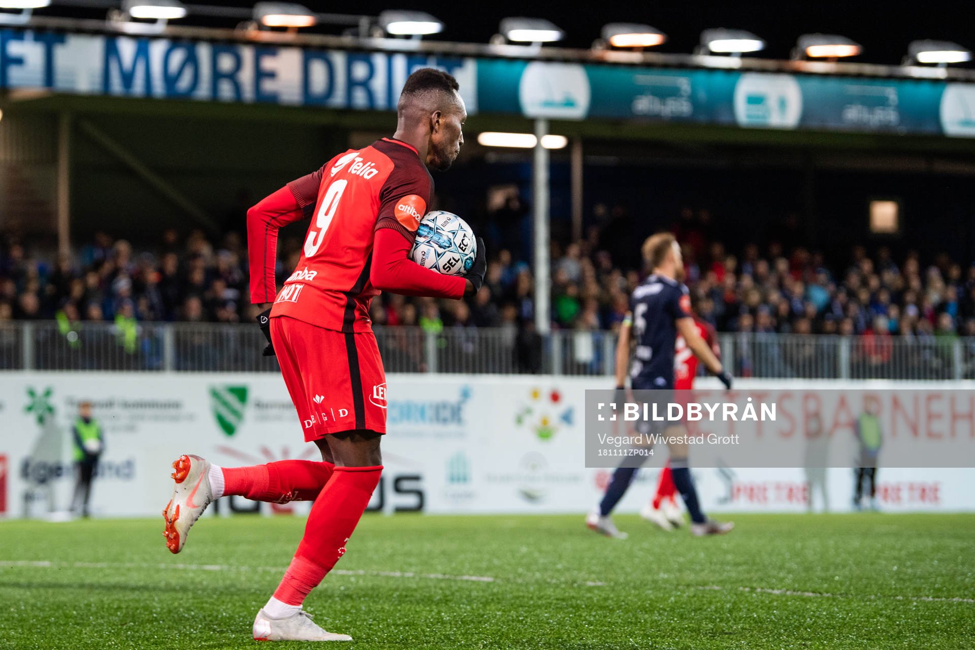 Daouda Bamba of Brann celebrates