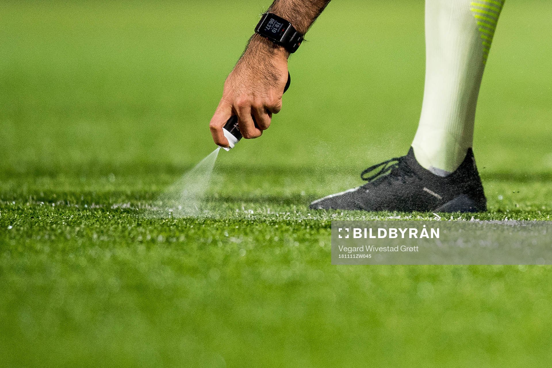 The vanishing spray of the referee