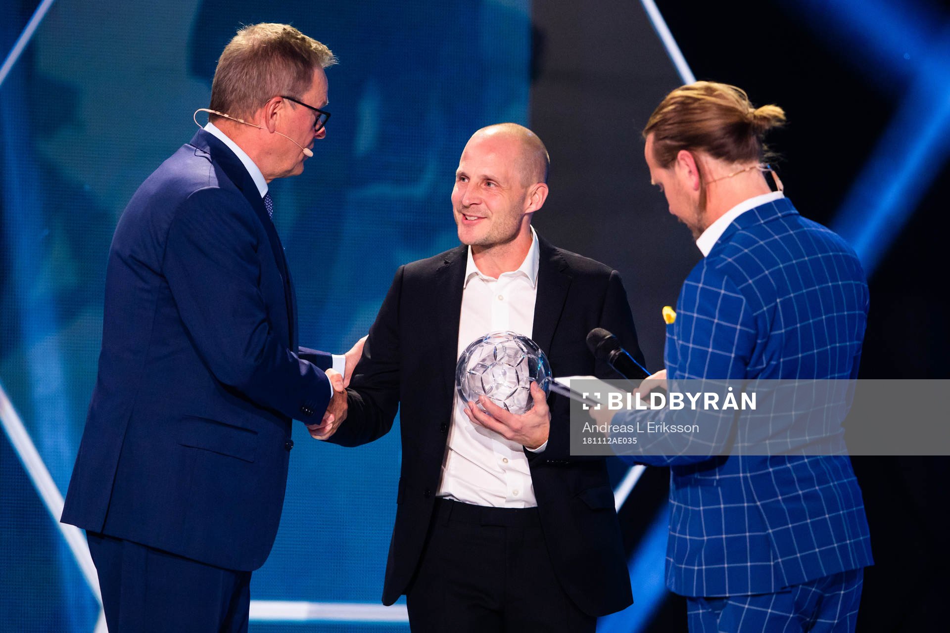 Piteås tränare Stellan Carlsson (ej i bild) får priset Årets tränare som mottas av Piteås assisterande tränare Jonas Edholm under Fotbollsgalan den 12 november 2018 i Stockholm.