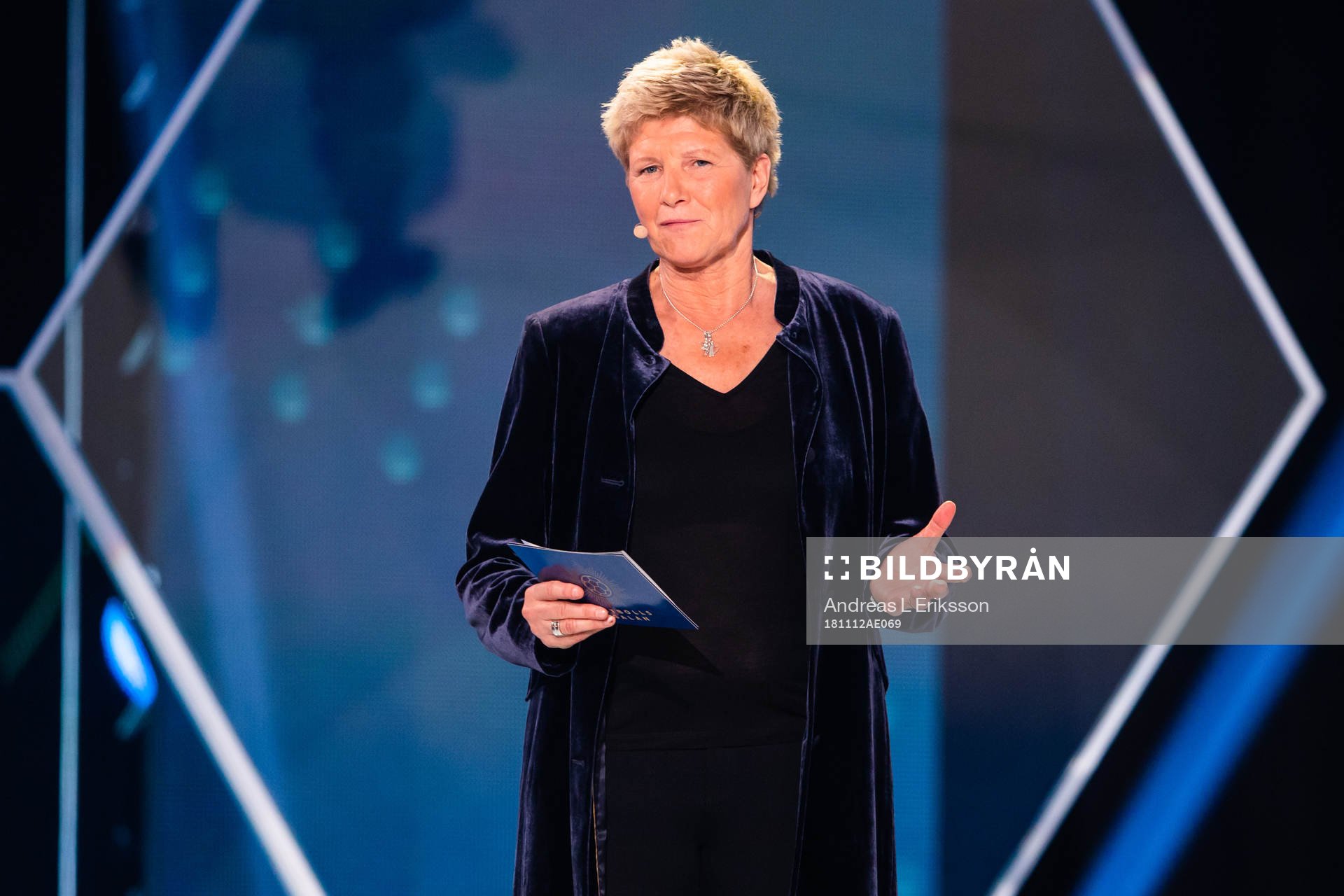 Elisabeth Leidinge delar ut priset Årets målvakt