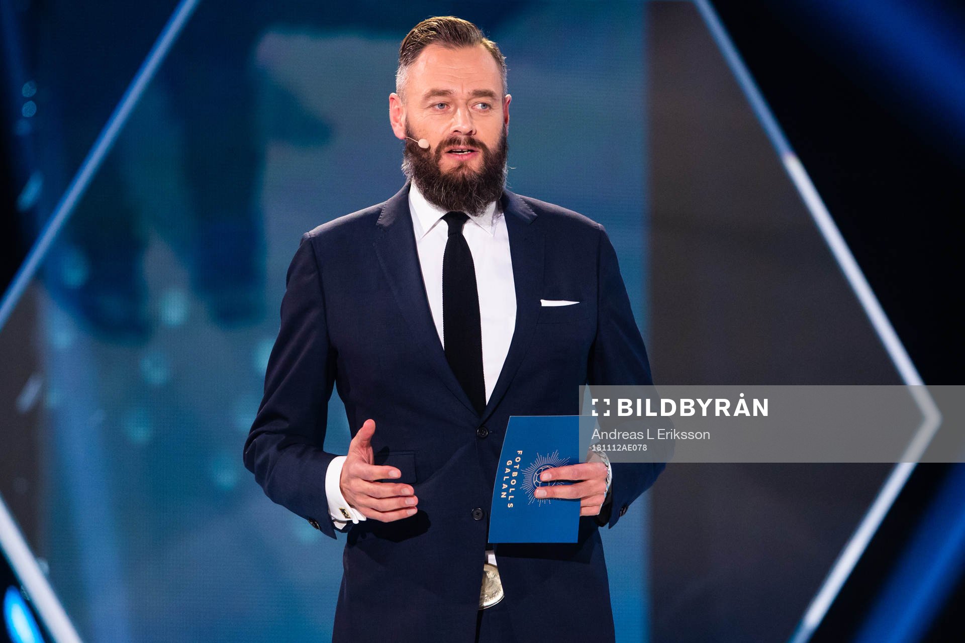 Olof Lundh delar ut fotbollskanalens Hederspris