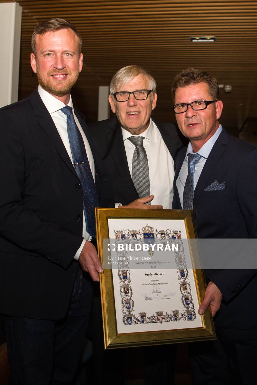 Anders Heimer och Lennart Lummi från Sundsvalls DFF mottar