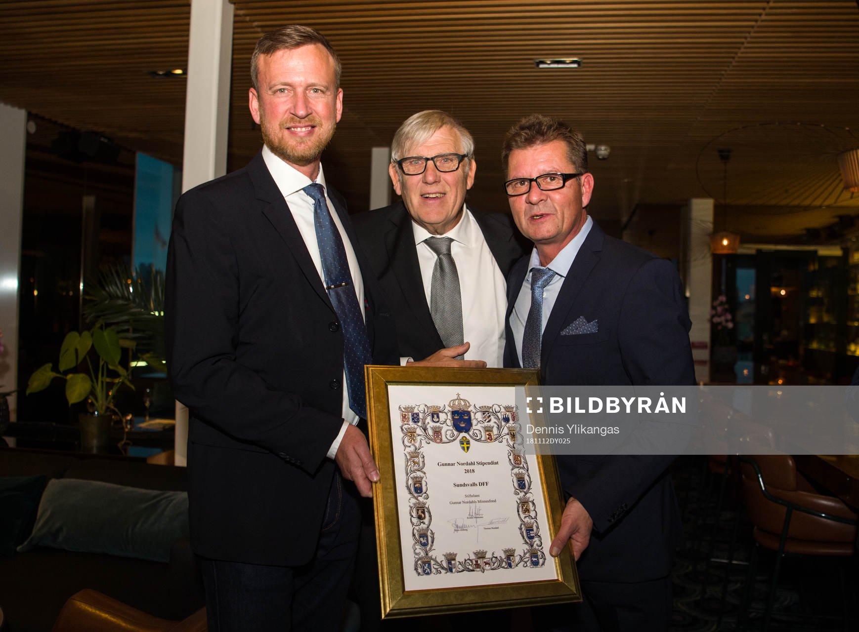 Anders Heimer och Lennart Lummi från Sundsvalls DFF mottar
