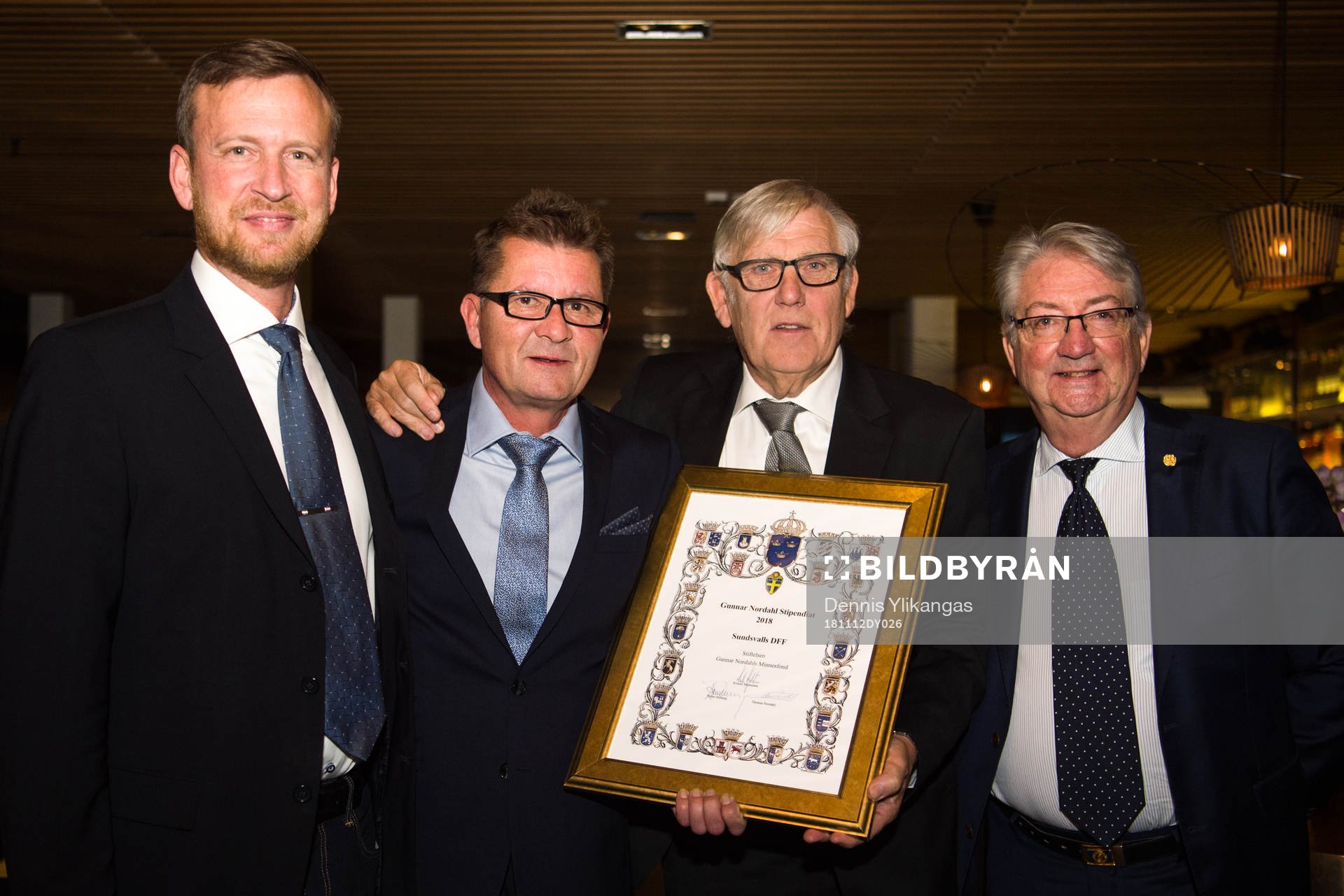 Anders Heimer och Lennart Lummi från Sundsvalls DFF mottar