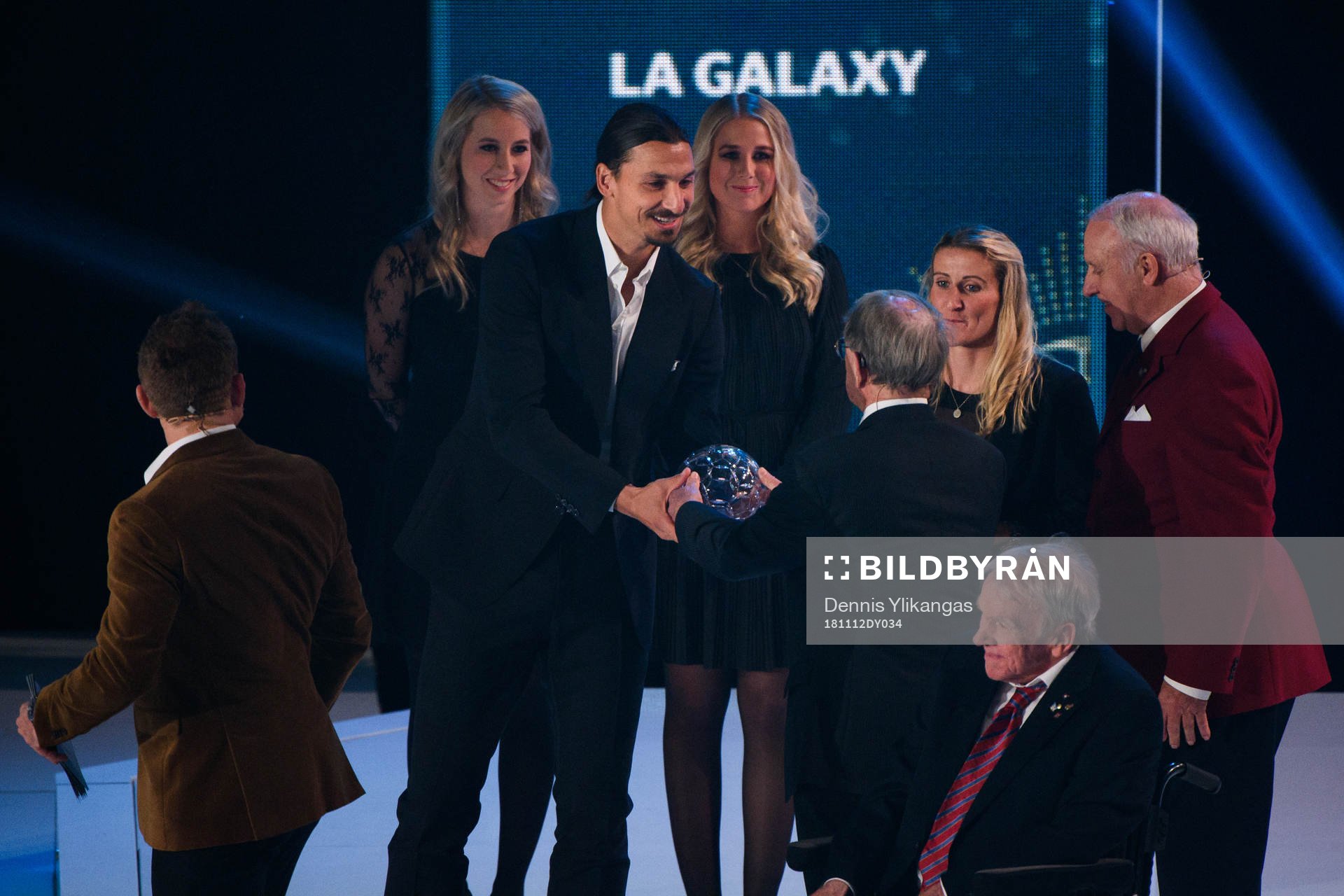 Zlatan Ibrahimovic och Anja Mittag tilldelas priset Årets Forward av Owe Ohlsson, Bengt Ågren och Agne Simonsson under Fotbollsgalan den 12 november 2018 i Stockholm.